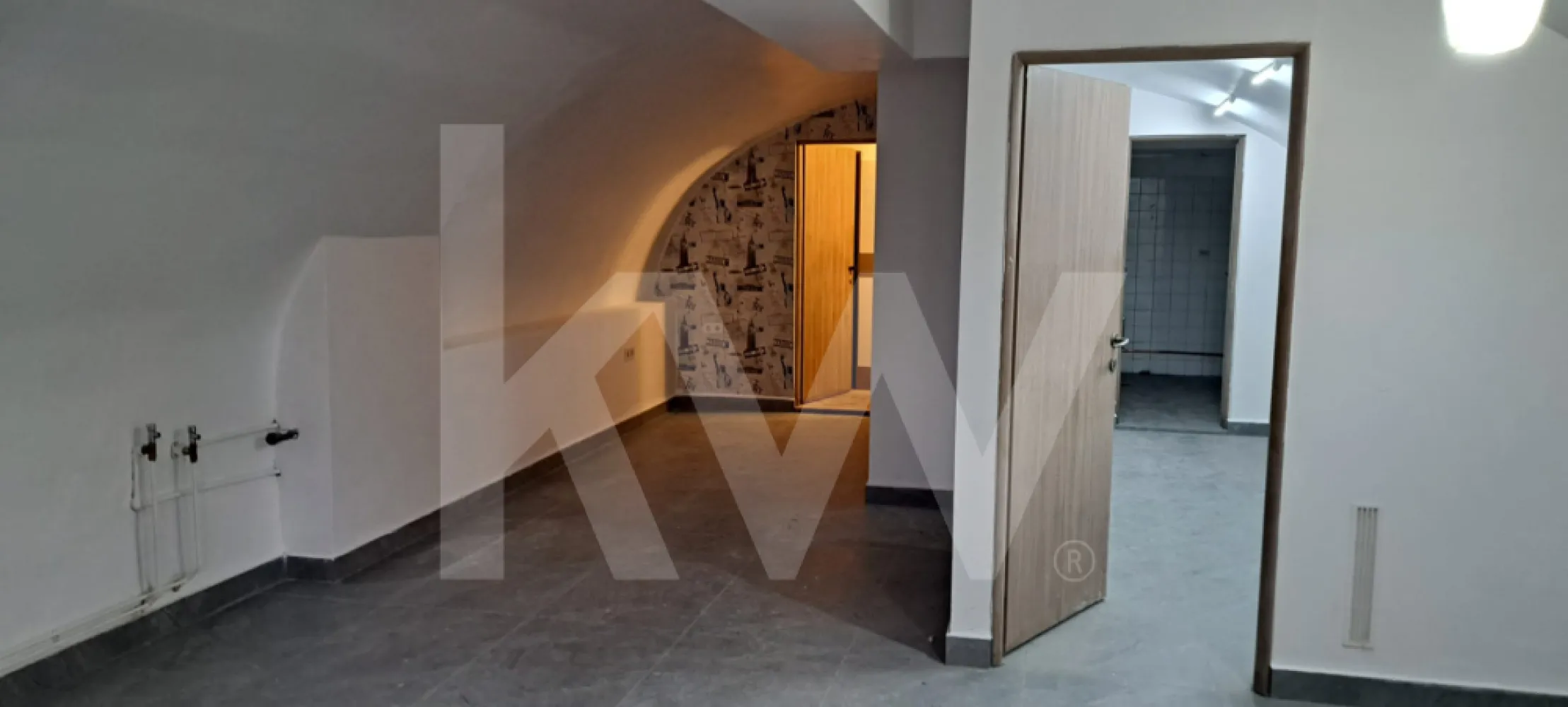 Spatiu comercial ultracentral, curte si loc de parcare - Spatiu comercial ultracentral, curte si loc de parcare

OPORTUNITATE DE INVESTIȚIE:  Spațiu comercial ultracentral – Ready to Use
Vă prezentăm spre vânzare o proprietate comercială strategică, situată într-o zonă cu trafic intens și cerere ridicată, ideală pentru business-uri care necesită vizibilitate și prestigiu.
 Caracteristici Principale:
Suprafață Utilă: 55,1 mp, compartimentat inteligent pentru eficiență maximă.
Configurație: 3 încăperi distincte ,2 spatii de lucru , unul pentru depozitare și 2 grupuri sanitare.
Stare: Proaspăt renovat, cu dotări moderne, gata pentru începerea activității fără investiții suplimentare.Facilități Rare în Zonă:
Spre deosebire de majoritatea spațiilor centrale, această proprietate dispune de:
Loc de parcare propriu (esențial pentru clienți sau management),curte proprie.
 De ce să investești aici?
Versatilitate: Compartimentarea permite adaptarea rapidă pentru diverse domenii.
Locație Premium: Zona ultracentrală garantează o cotă de piață stabilă și o apreciere constantă a valorii activului.
Eficiență: Fiind recent renovat, costurile de întreținere și punere în funcțiune sunt minime.
 Locație: Ultracentral (Zonă cu mare căutare)
Suprafață: 55,1 mp util
 Dotări: Parcare + Curte + Proaspăt renovat
Pret 95.000 eur , negociabil.
Ești gata să îți muți afacerea într-o locație de top? Contactează-ne pentru detalii tehnice și programarea unei vizionări!