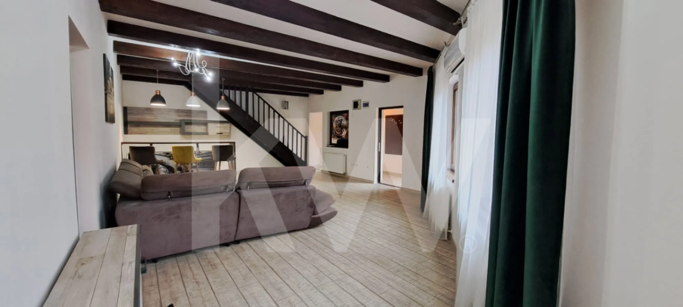 Apartament 3 camere, pe doua niveluri ,ultracentral, curte si loc de parcare - Apartament 3 camere, pe doua niveluri ,ultracentral, curte si loc de parcare

 Se vinde apartament cu design modern & confort urban: apartament ultracentral ,curte si loc de parcare! 
Cauți o locuință care să iasă din tiparele unui apartament obișnuit? Această proprietate deosebită, situată la Etajul 1, îți oferă libertatea unei case chiar în inima orașului!
 De ce să alegi acest apartament?
 Spațiul este compartimentat inteligent pe două niveluri, oferind echilibrul perfect între relaxare și funcționalitate:
Nivelul 1: Un living generos și luminos, 2 balcoane pentru cafeaua de dimineață și un dormitor matrimonial cu baie proprie – intimitate și confort la superlativ , 80,5 mp utili .
Nivelul 2: O bucătărie , cu zonă de dining și un spațiu versatil, gata să devină al doilea dormitor sau zona ta de recreere/birou, 46,5mp utili.
 Facilități care fac diferența:
 Curte privată – un lux rar în zonele ultracentrale.
 Loc de parcare inclus – uită de grija găsirii unui loc în centru!
 Complet mobilat și utilat – te poți muta imediat.
 Finisaje moderne – totul este pregătit pentru noul proprietar.
 Locație: Ultracentral
 Extra: Curte 35mp+ Parcare
Pret 187.000 eur , negociabil
 Nu rata ocazia de a locui într-un spațiu cu adevărat special! Contactează-ne pentru o vizionare!