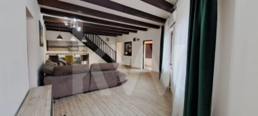 Apartament 3 camere, pe doua niveluri ,ultracentral, curte si loc de parcare