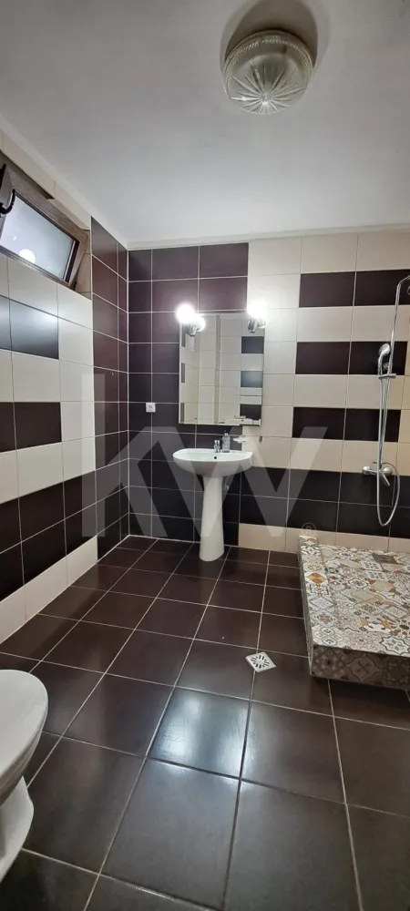 Apartament 3 camere, pe doua niveluri ,ultracentral, curte si loc de parcare - Apartament 3 camere, pe doua niveluri ,ultracentral, curte si loc de parcare

 Se vinde apartament cu design modern & confort urban: apartament ultracentral ,curte si loc de parcare! 
Cauți o locuință care să iasă din tiparele unui apartament obișnuit? Această proprietate deosebită, situată la Etajul 1, îți oferă libertatea unei case chiar în inima orașului!
 De ce să alegi acest apartament?
 Spațiul este compartimentat inteligent pe două niveluri, oferind echilibrul perfect între relaxare și funcționalitate:
Nivelul 1: Un living generos și luminos, 2 balcoane pentru cafeaua de dimineață și un dormitor matrimonial cu baie proprie – intimitate și confort la superlativ , 80,5 mp utili .
Nivelul 2: O bucătărie , cu zonă de dining și un spațiu versatil, gata să devină al doilea dormitor sau zona ta de recreere/birou, 46,5mp utili.
 Facilități care fac diferența:
 Curte privată – un lux rar în zonele ultracentrale.
 Loc de parcare inclus – uită de grija găsirii unui loc în centru!
 Complet mobilat și utilat – te poți muta imediat.
 Finisaje moderne – totul este pregătit pentru noul proprietar.
 Locație: Ultracentral
 Extra: Curte 35mp+ Parcare
Pret 187.000 eur , negociabil
 Nu rata ocazia de a locui într-un spațiu cu adevărat special! Contactează-ne pentru o vizionare!