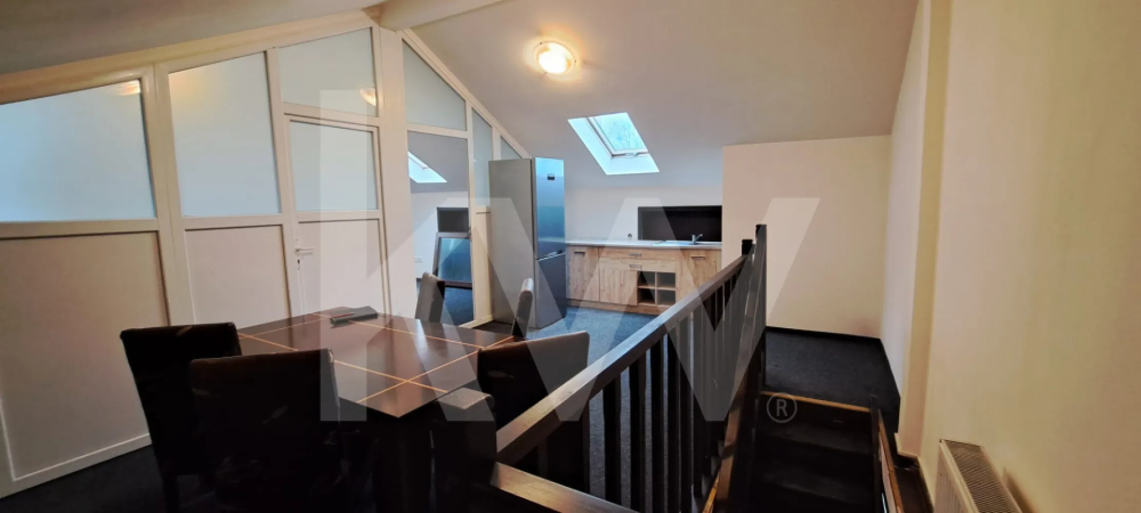 Apartament 3 camere, pe doua niveluri ,ultracentral, curte si loc de parcare - Apartament 3 camere, pe doua niveluri ,ultracentral, curte si loc de parcare

 Se vinde apartament cu design modern & confort urban: apartament ultracentral ,curte si loc de parcare! 
Cauți o locuință care să iasă din tiparele unui apartament obișnuit? Această proprietate deosebită, situată la Etajul 1, îți oferă libertatea unei case chiar în inima orașului!
 De ce să alegi acest apartament?
 Spațiul este compartimentat inteligent pe două niveluri, oferind echilibrul perfect între relaxare și funcționalitate:
Nivelul 1: Un living generos și luminos, 2 balcoane pentru cafeaua de dimineață și un dormitor matrimonial cu baie proprie – intimitate și confort la superlativ , 80,5 mp utili .
Nivelul 2: O bucătărie , cu zonă de dining și un spațiu versatil, gata să devină al doilea dormitor sau zona ta de recreere/birou, 46,5mp utili.
 Facilități care fac diferența:
 Curte privată – un lux rar în zonele ultracentrale.
 Loc de parcare inclus – uită de grija găsirii unui loc în centru!
 Complet mobilat și utilat – te poți muta imediat.
 Finisaje moderne – totul este pregătit pentru noul proprietar.
 Locație: Ultracentral
 Extra: Curte 35mp+ Parcare
Pret 187.000 eur , negociabil
 Nu rata ocazia de a locui într-un spațiu cu adevărat special! Contactează-ne pentru o vizionare!