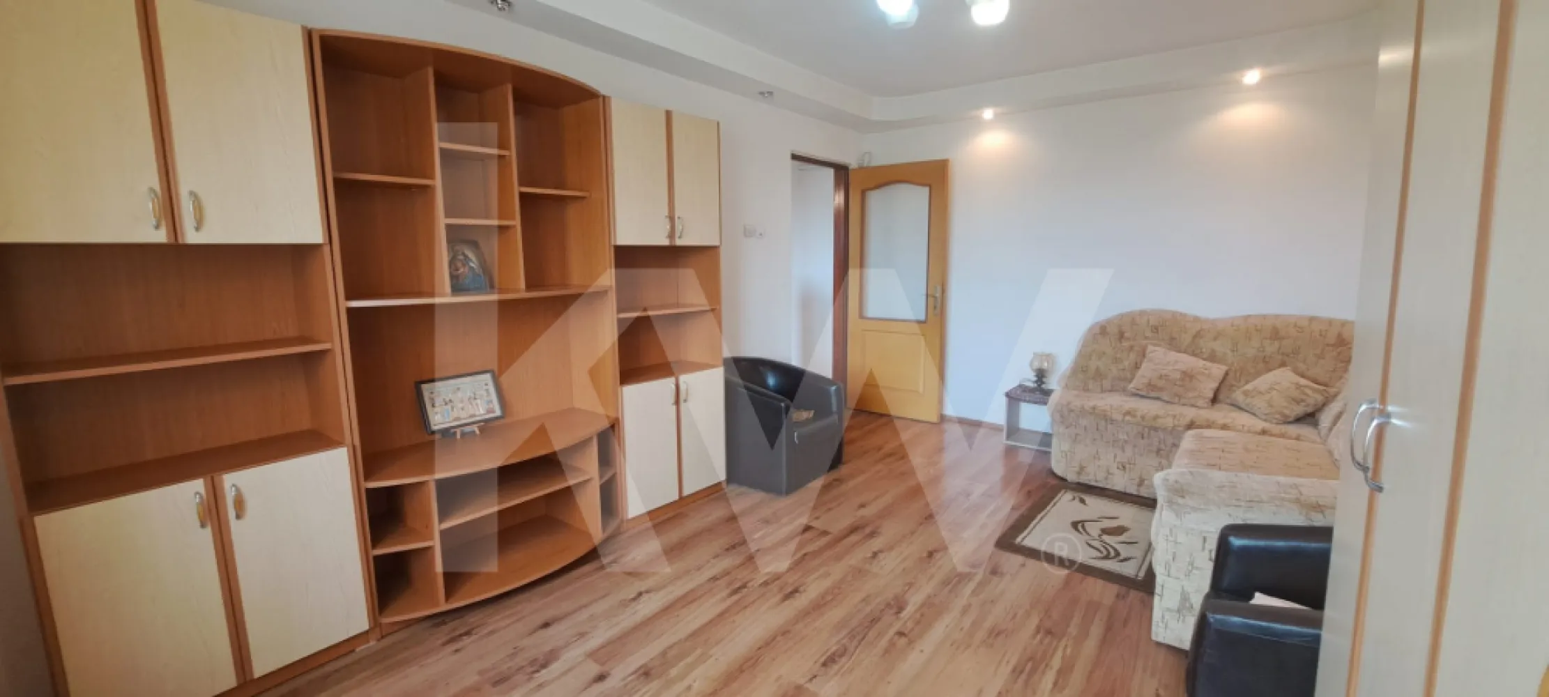 Apartament 2 camere , decomandate , bucatarie separata , balcon logie - Apartament 2 Camere, Decomandat & Ultra-Liniștit

 Îți prezentăm un apartament cu 2 camere situat la un etaj intermediar, unde liniștea este la ea acasă, iar verdeața din jur devine propriul tău parc privat.

Compartimentare Inteligentă: Design-ul decomandat separă clar zona de zi (perfectă pentru socializare) de zona de odihnă, oferindu-ți intimitatea de care ai nevoie.

 O bucătărie separata, extinsă inteligent în balconul închis cu termopan. Este locul ideal unde poți savura cafeaua dimineața în timp ce admiri panorama superbă spre munți.

Gata de Mutare: Apartamentul se vinde complet mobilat și utilat.

Locație Premium: Situat într-o zonă aerisită, înconjurat de multă vegetație, departe de zgomotul arterelor principale, dar aproape de tot ce contează.

 O Investiție Sigură
Fie că dorești să îl transformi în rezidența ta călduroasă, fie că urmărești o investiție cu randament garantat (ideal pentru închiriere pe termen lung sau regim hotelier datorită vederii), acest apartament bifează toate criteriile succesului imobiliar.

 Detalii pe scurt:
Tip: Decomandat (separare zona zi/noapte)

Etaj: Intermediar (confort termic optim)

Dotări: Geamuri termopan, bucătărie extinsă, complet utilat.

Bonus: Vedere panoramică neobstrucționată spre munți.

Nu rata ocazia de a locui acolo unde alții vin doar în vacanță!

 Contactează-ne astăzi pentru o vizionare și lasă-te cucerit de priveliște!