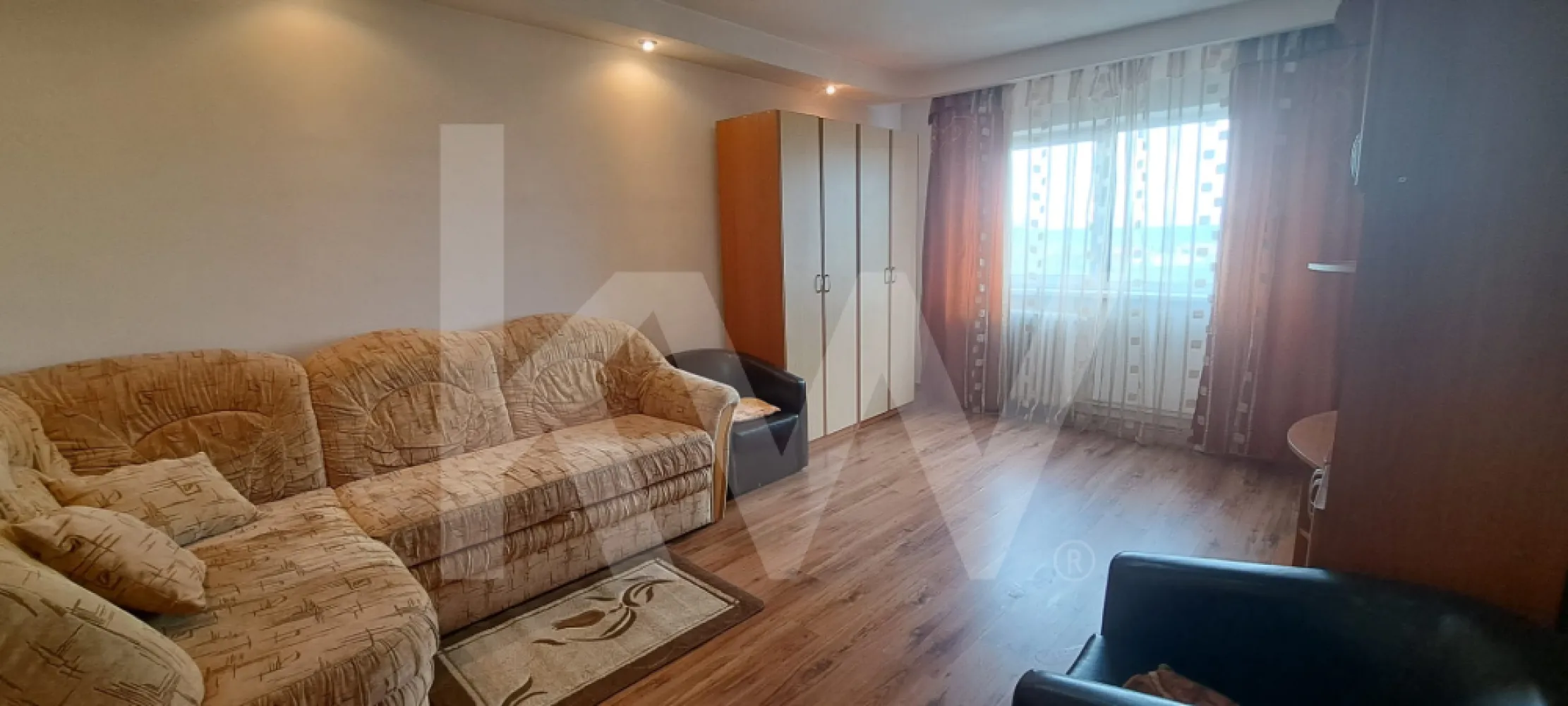 Apartament 2 camere , decomandate , bucatarie separata , balcon logie - Apartament 2 Camere, Decomandat & Ultra-Liniștit

 Îți prezentăm un apartament cu 2 camere situat la un etaj intermediar, unde liniștea este la ea acasă, iar verdeața din jur devine propriul tău parc privat.

Compartimentare Inteligentă: Design-ul decomandat separă clar zona de zi (perfectă pentru socializare) de zona de odihnă, oferindu-ți intimitatea de care ai nevoie.

 O bucătărie separata, extinsă inteligent în balconul închis cu termopan. Este locul ideal unde poți savura cafeaua dimineața în timp ce admiri panorama superbă spre munți.

Gata de Mutare: Apartamentul se vinde complet mobilat și utilat.

Locație Premium: Situat într-o zonă aerisită, înconjurat de multă vegetație, departe de zgomotul arterelor principale, dar aproape de tot ce contează.

 O Investiție Sigură
Fie că dorești să îl transformi în rezidența ta călduroasă, fie că urmărești o investiție cu randament garantat (ideal pentru închiriere pe termen lung sau regim hotelier datorită vederii), acest apartament bifează toate criteriile succesului imobiliar.

 Detalii pe scurt:
Tip: Decomandat (separare zona zi/noapte)

Etaj: Intermediar (confort termic optim)

Dotări: Geamuri termopan, bucătărie extinsă, complet utilat.

Bonus: Vedere panoramică neobstrucționată spre munți.

Nu rata ocazia de a locui acolo unde alții vin doar în vacanță!

 Contactează-ne astăzi pentru o vizionare și lasă-te cucerit de priveliște!