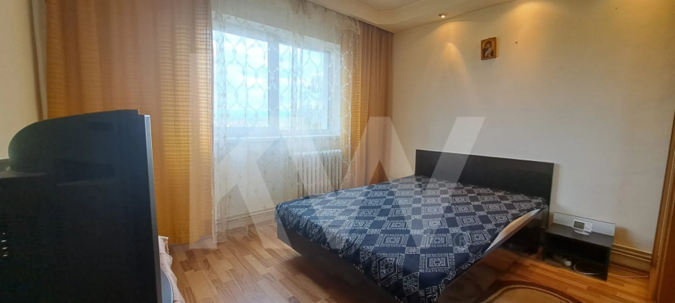 Apartament 2 camere , decomandate , bucatarie separata , balcon logie - Apartament 2 Camere, Decomandat & Ultra-Liniștit

 Îți prezentăm un apartament cu 2 camere situat la un etaj intermediar, unde liniștea este la ea acasă, iar verdeața din jur devine propriul tău parc privat.

Compartimentare Inteligentă: Design-ul decomandat separă clar zona de zi (perfectă pentru socializare) de zona de odihnă, oferindu-ți intimitatea de care ai nevoie.

 O bucătărie separata, extinsă inteligent în balconul închis cu termopan. Este locul ideal unde poți savura cafeaua dimineața în timp ce admiri panorama superbă spre munți.

Gata de Mutare: Apartamentul se vinde complet mobilat și utilat.

Locație Premium: Situat într-o zonă aerisită, înconjurat de multă vegetație, departe de zgomotul arterelor principale, dar aproape de tot ce contează.

 O Investiție Sigură
Fie că dorești să îl transformi în rezidența ta călduroasă, fie că urmărești o investiție cu randament garantat (ideal pentru închiriere pe termen lung sau regim hotelier datorită vederii), acest apartament bifează toate criteriile succesului imobiliar.

 Detalii pe scurt:
Tip: Decomandat (separare zona zi/noapte)

Etaj: Intermediar (confort termic optim)

Dotări: Geamuri termopan, bucătărie extinsă, complet utilat.

Bonus: Vedere panoramică neobstrucționată spre munți.

Nu rata ocazia de a locui acolo unde alții vin doar în vacanță!

 Contactează-ne astăzi pentru o vizionare și lasă-te cucerit de priveliște!