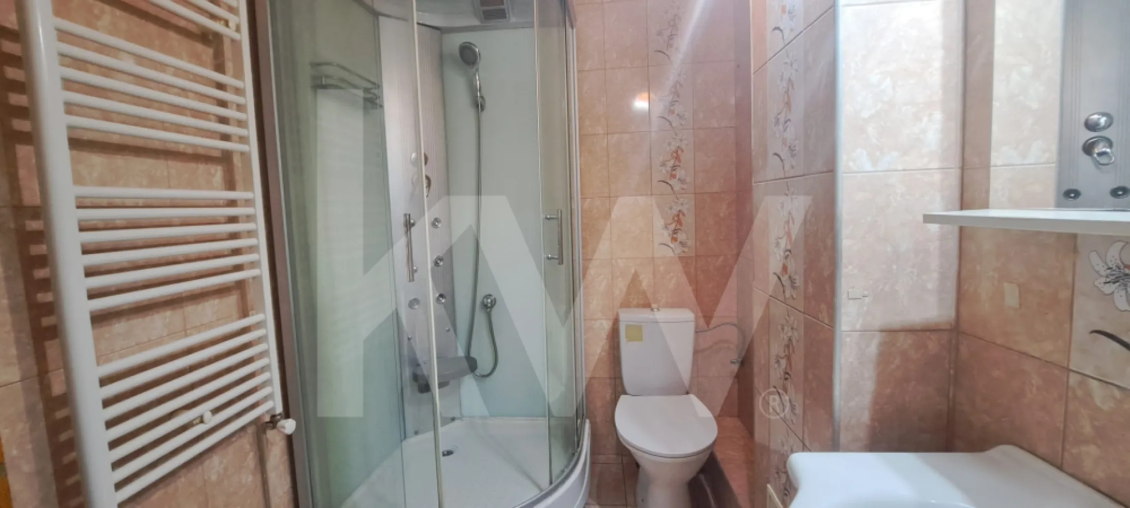 Apartament 2 camere , decomandate , bucatarie separata , balcon logie - Apartament 2 Camere, Decomandat & Ultra-Liniștit

 Îți prezentăm un apartament cu 2 camere situat la un etaj intermediar, unde liniștea este la ea acasă, iar verdeața din jur devine propriul tău parc privat.

Compartimentare Inteligentă: Design-ul decomandat separă clar zona de zi (perfectă pentru socializare) de zona de odihnă, oferindu-ți intimitatea de care ai nevoie.

 O bucătărie separata, extinsă inteligent în balconul închis cu termopan. Este locul ideal unde poți savura cafeaua dimineața în timp ce admiri panorama superbă spre munți.

Gata de Mutare: Apartamentul se vinde complet mobilat și utilat.

Locație Premium: Situat într-o zonă aerisită, înconjurat de multă vegetație, departe de zgomotul arterelor principale, dar aproape de tot ce contează.

 O Investiție Sigură
Fie că dorești să îl transformi în rezidența ta călduroasă, fie că urmărești o investiție cu randament garantat (ideal pentru închiriere pe termen lung sau regim hotelier datorită vederii), acest apartament bifează toate criteriile succesului imobiliar.

 Detalii pe scurt:
Tip: Decomandat (separare zona zi/noapte)

Etaj: Intermediar (confort termic optim)

Dotări: Geamuri termopan, bucătărie extinsă, complet utilat.

Bonus: Vedere panoramică neobstrucționată spre munți.

Nu rata ocazia de a locui acolo unde alții vin doar în vacanță!

 Contactează-ne astăzi pentru o vizionare și lasă-te cucerit de priveliște!