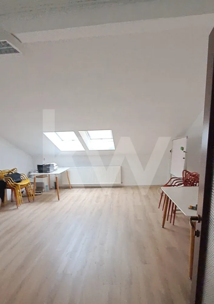 Spatiu de birouri , ultracentral , 90mp , 2 camere, hol, 1 baie. - Spatiu de inchiriat ultracentral
Ultracentral/ 90mp/Potential maxim
Locatie de top.Ultracentral, accesibil si vizubil, in zona de bussinesa Sibiului
Etaj 3/3, Spatiu generos, hol spatios , 2 camere mari, decomandate , pregatite pentru orice viziune, baie , internet , aer conditionat , lumina naturala pentru un boost de energie , zilnic !
Potrivit pentru birouri , studiouri, locuinta , bussines .
Contacteaza ma pentru o vizionare , locurile bune se ocupa repede.

#inchirierespatiu#ultracentral#ocazie#
.