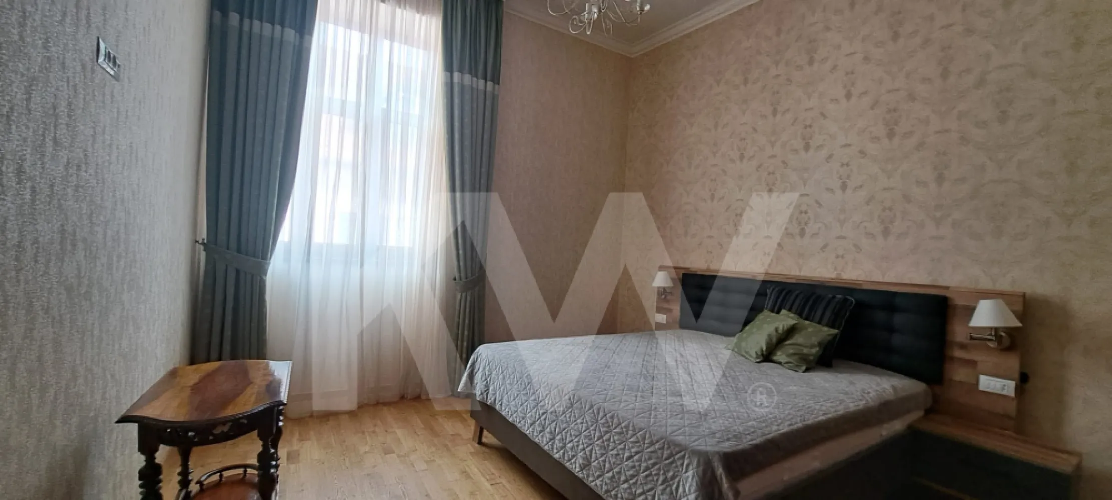 Apartament premium ultracentral , cu design interbelic și tehnologie modernă - Apartament 2 camere , situat la etajul 1 , intr un imobil renovat in 2025

Vă prezentăm o proprietate deosebită, definită prin eleganță și o volumetrie impresionantă, având o înălțime a camerelor de 3,80 m.
 Cu o suprafață de aproximativ 55 mp , acest apartament îmbină farmecul clasic cu eficiența tehnologică de ultimă generație.
 Confortul climatic este asigurat de un sistem de încălzire în pardoseală cu control digital individual pentru fiecare încăpere.
Apartamentul a fost amenajat cu o atenție meticuloasă la detalii, utilizând materiale de înaltă calitate, finisaje și dotări de lux.
Element de design unic  - o ușă triplă spectaculoasă din lemn de stejar cu vitralii, care permite transformarea bucătăriei într-un spațiu open-space.
Bucătărie  complet utilată cu electrocasnice din gama de vârf  și TV Smart .
Living: Un spațiu versatil și primitor, cu canapea extensibilă și iluminat ambiental.
Dormitor: Sanctuar de relaxare dotat cu pat matrimonial, saltea și dressing generos.
Baie: Echipată pentru răsfăț maxim cu duș tip jacuzzi,  și coloană de spălare/uscare ,gama  premium..
Proprietatea include și o pivniță, oferind un plus de spațiu pentru depozitare.
Acest apartament reprezintă alegerea ideală pentru un cumpărător sofisticat, care apreciază calitatea materialelor și un stil de viață modern într-un cadru arhitectural generos.
Nu ezita sa suni pentru o vizionare.