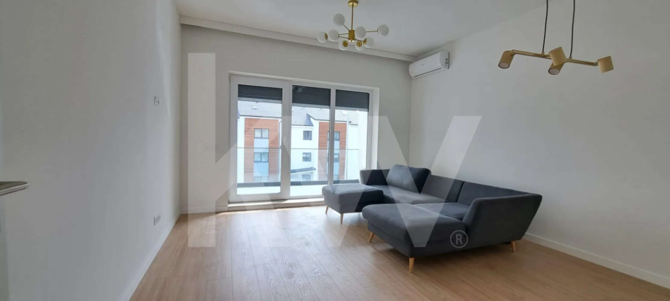 Apartament 2 camere , decomandate, etaj 1 - .Apartament 2 Camere | Finisaje Premium | Balcon Sud | 

Căutați un cămin unde liniștea se îmbină cu rafinamentul? Vă prezentăm spre vânzare un apartament cu 2 camere, situat într-o zonă rezidențială nouă, departe de zgomotul și  traficului urban.

🏠 Compartimentare Inteligentă & Versatilă
Apartamentul este situat la Etajul 1, are o structură decomandată și oferă flexibilitate totală:
suprafata utila 51 mp , incalzire in pardoseala .
Bucătărie separată: Ideală pentru cei care gătesc și doresc să izoleze mirosurile/zgomotul.

Opțiune Open-Space: Structura permite modificarea ușoară pentru a crea un living generos cu bucătărie integrată, adaptându-se stilului tău de viață.

☀️ Confort și Lumină
Punctul forte al locuinței este balconul generos orientat spre Sud. Acest lucru garantează lumină naturală pe tot parcursul zilei și un spațiu perfect pentru relaxare în aer liber.

✅ Dotări și Finisaje:
Predare la cheie: Totul este nou, gata să primească primele piese de mobilier.

Finisaje Premium: Materiale de înaltă calitate alese cu grijă pentru un aspect modern și durabilitate.

Nemobilat: O pânză albă pe care o poți decora exact după gustul tău.

📍 De ce să alegi această proprietate?
Liniște deplină: Localizat într-o zonă ferită de arterele principale aglomerate.

Eficiență termică: Fiind o construcție nouă și orientată spre sud, costurile de întreținere sunt optimizate.

Investiție sigură: Zona este în plină dezvoltare, ceea ce asigură o creștere a valorii în timp.
Pret 112.000 eur ,negociabil .

📞 Nu rata ocazia de a-ți programa o vizionare!