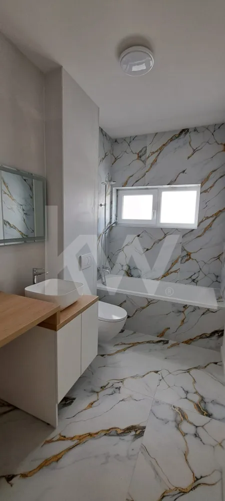 Apartament 2 camere , decomandate, etaj 1 - .Apartament 2 Camere | Finisaje Premium | Balcon Sud | 

Căutați un cămin unde liniștea se îmbină cu rafinamentul? Vă prezentăm spre vânzare un apartament cu 2 camere, situat într-o zonă rezidențială nouă, departe de zgomotul și  traficului urban.

🏠 Compartimentare Inteligentă & Versatilă
Apartamentul este situat la Etajul 1, are o structură decomandată și oferă flexibilitate totală:
suprafata utila 51 mp , incalzire in pardoseala .
Bucătărie separată: Ideală pentru cei care gătesc și doresc să izoleze mirosurile/zgomotul.

Opțiune Open-Space: Structura permite modificarea ușoară pentru a crea un living generos cu bucătărie integrată, adaptându-se stilului tău de viață.

☀️ Confort și Lumină
Punctul forte al locuinței este balconul generos orientat spre Sud. Acest lucru garantează lumină naturală pe tot parcursul zilei și un spațiu perfect pentru relaxare în aer liber.

✅ Dotări și Finisaje:
Predare la cheie: Totul este nou, gata să primească primele piese de mobilier.

Finisaje Premium: Materiale de înaltă calitate alese cu grijă pentru un aspect modern și durabilitate.

Nemobilat: O pânză albă pe care o poți decora exact după gustul tău.

📍 De ce să alegi această proprietate?
Liniște deplină: Localizat într-o zonă ferită de arterele principale aglomerate.

Eficiență termică: Fiind o construcție nouă și orientată spre sud, costurile de întreținere sunt optimizate.

Investiție sigură: Zona este în plină dezvoltare, ceea ce asigură o creștere a valorii în timp.
Pret 112.000 eur ,negociabil .

📞 Nu rata ocazia de a-ți programa o vizionare!