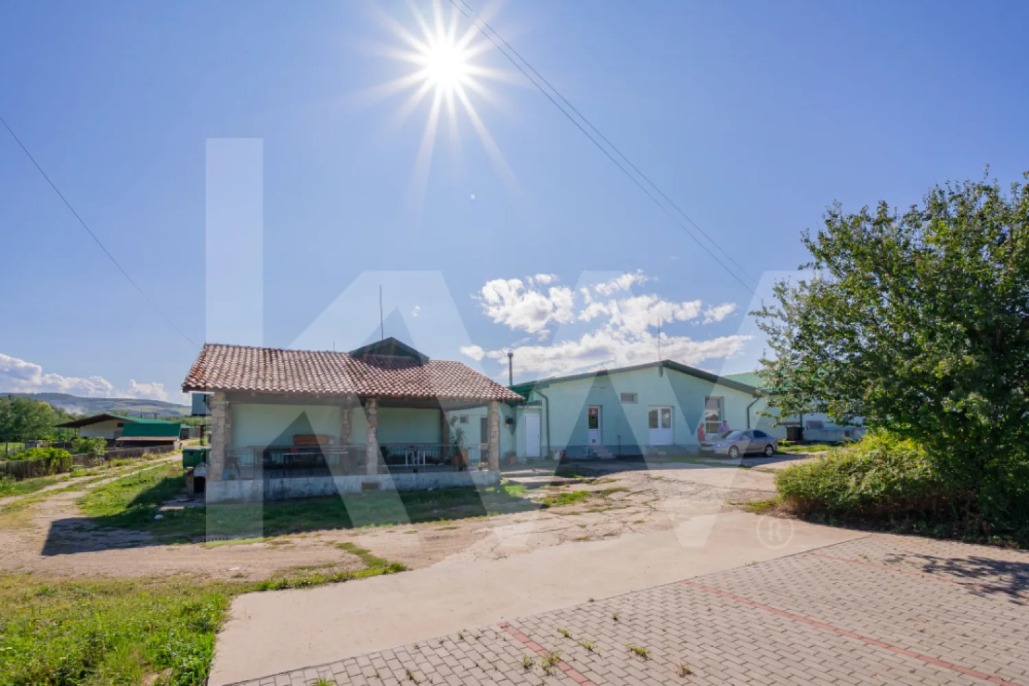 Hală industrială depozitare productie 826mp Sebeș - Se oferă spre vânzare hală industrială, situatv în localitatea Rahău–Sebeș, județul Alba, la doar 4 km de accesul la Autostrada A1 (Sebes–Deva) și la 8 km de nodul rutier spre Sibiu–București. 
Proprietatea beneficiază de o amplasare excelentă din punct de vedere logistic, ideală pentru activități industriale, de producție sau depozitare.

Teren: 3255 mp, cu hală de producție de 911 mp suprafață construită, din care 826mp suprafață utilă.

Hala sunt în stare bună de funcționare, dotată cu spații de depozitare, producție, vestiare, grupuri sanitare, birouri.
Intregul complex de hale dispune de post trafo (curent trifazic) de 130 KwA repartzat pentru fiecare hala in parte, oferind autonomie energetică și potențial de dezvoltare pentru diverse tipuri de activități (cu posibilitate de suplimentare) .

Datorită amplasării și infrastructurii existente, proprietatea se pretează excelent pentru activități de producție ușoară, centre logistice pentru depozitare usoara pe orizontala, conversie în unități locative pentru angajați sau alte funcțiuni similare.

Oportunitate ideală în zona industrială Rahău–Sebeș!
Contactați-ne pentru detalii suplimentare, documentație completă și programarea unei vizionări.