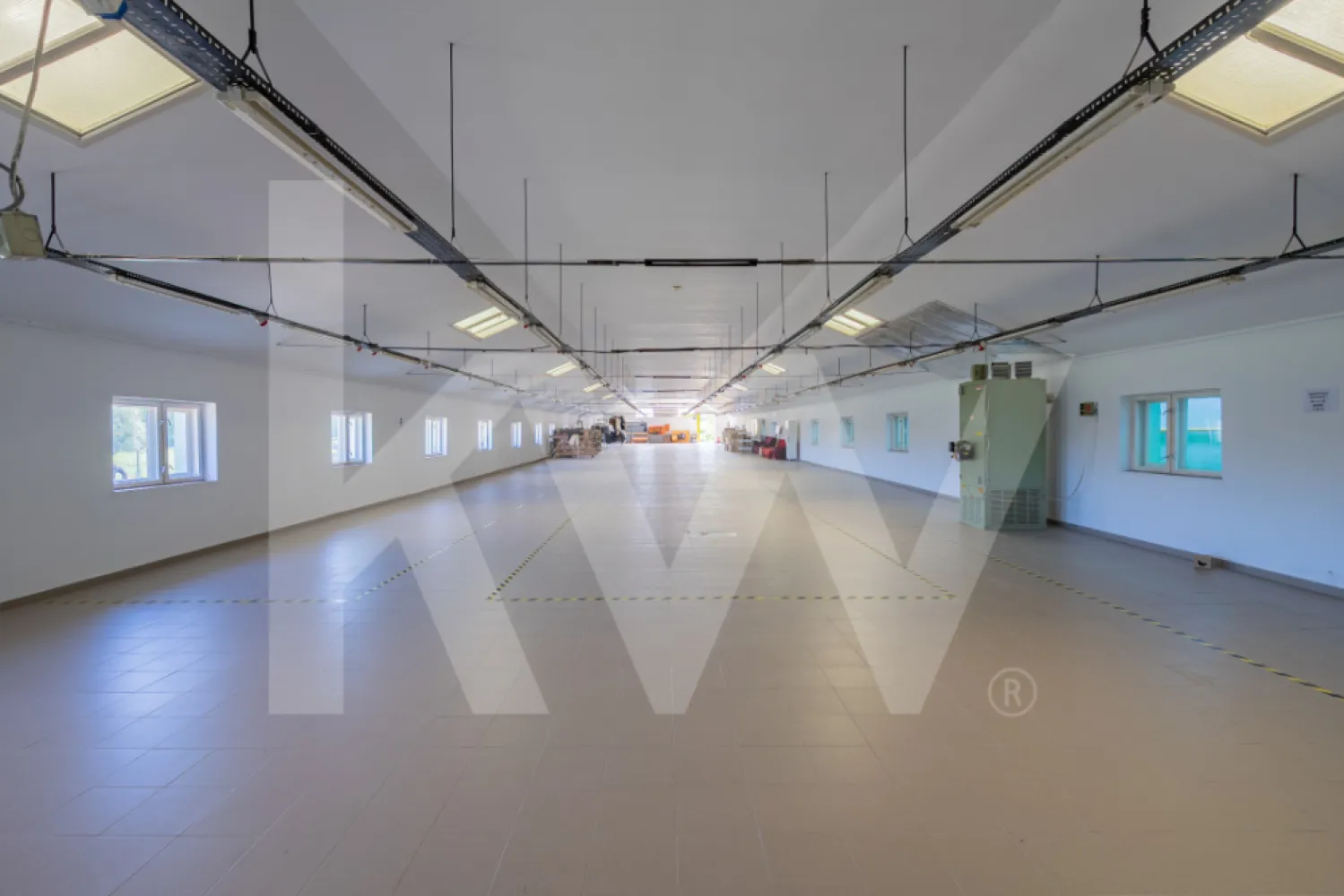 Hală industrială depozitare productie 826mp Sebeș - Se oferă spre vânzare hală industrială, situatv în localitatea Rahău–Sebeș, județul Alba, la doar 4 km de accesul la Autostrada A1 (Sebes–Deva) și la 8 km de nodul rutier spre Sibiu–București. 
Proprietatea beneficiază de o amplasare excelentă din punct de vedere logistic, ideală pentru activități industriale, de producție sau depozitare.

Teren: 3255 mp, cu hală de producție de 911 mp suprafață construită, din care 826mp suprafață utilă.

Hala sunt în stare bună de funcționare, dotată cu spații de depozitare, producție, vestiare, grupuri sanitare, birouri.
Intregul complex de hale dispune de post trafo (curent trifazic) de 130 KwA repartzat pentru fiecare hala in parte, oferind autonomie energetică și potențial de dezvoltare pentru diverse tipuri de activități (cu posibilitate de suplimentare) .

Datorită amplasării și infrastructurii existente, proprietatea se pretează excelent pentru activități de producție ușoară, centre logistice pentru depozitare usoara pe orizontala, conversie în unități locative pentru angajați sau alte funcțiuni similare.

Oportunitate ideală în zona industrială Rahău–Sebeș!
Contactați-ne pentru detalii suplimentare, documentație completă și programarea unei vizionări.