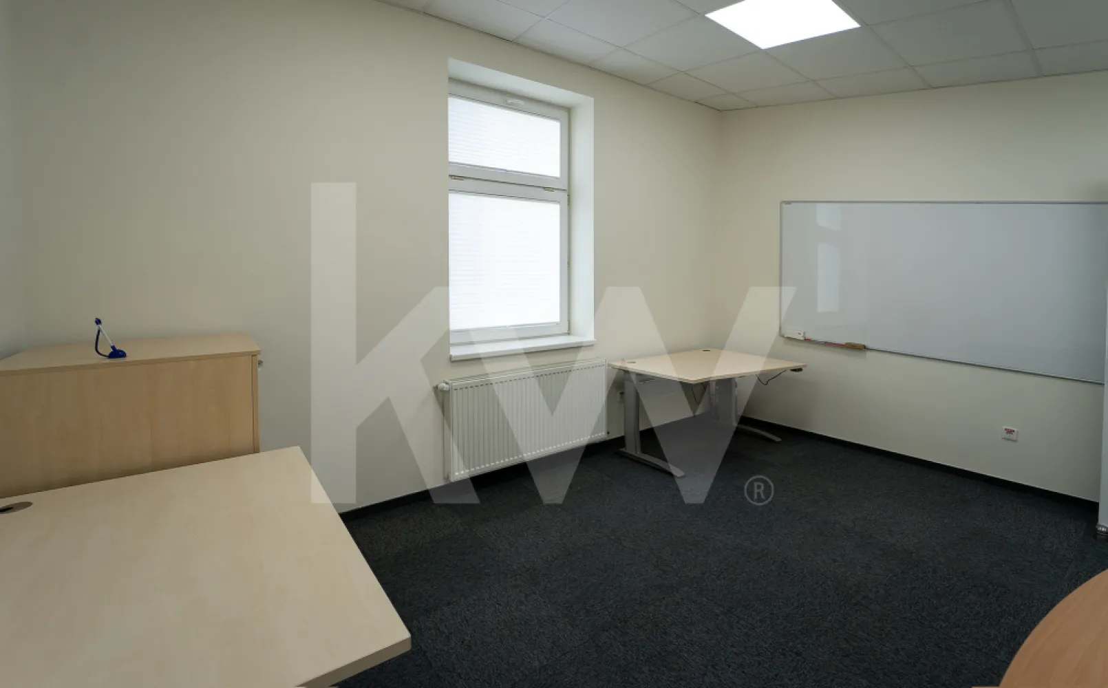 Spațiu birouri, ideal clinică medicală, sediu firmă, parcări, zonă centrală - Keller Williams Sibiu vă propune un concept flexibil de achiziție pentru un imobil de clasă A+, situat în inima Sibiului. Aveți acum ocazia de a vă muta afacerea într-un spațiu premium prin închiriere, având libertatea de a-l achiziționa ulterior în perioada contractuală.

De ce să alegi acest model de business?
Testezi spațiul: Te convingi de eficiența clădirii înainte de achiziția finală.

Cash-flow optimizat: Îți muți echipa imediat, eșalonând decizia de investiție.
Eficiență Energetică Extremă: Facturi minime datorită sistemului de panouri fotovoltaice (21.75 kWp) și pompei de căldură.

Detalii Imobil (370 mp utili):
Clădirea (D+P+M+Pod) este complet tehnologizată și pregătită pentru utilizare imediată:

Compartimentare inteligentă: 8 zone de lucru, săli de ședință, recepție și spații de depozitare.
Dotări Premium: Aer condiționat, lift pentru acces incluziv, iluminat LED și finisaje din aluminiu.
Mobilitate: 6 locuri de parcare (inclusiv stație de încărcare electrică) și rastel pentru 12 biciclete.
Ready-to-work: Whiteboard-uri, ecran de proiecție și sisteme de supraveghere/control acces incluse.

Valorile KW: Integritate și Parteneriat pe termen lung
La Keller Williams Sibiu, credem în tranzacții în care ambele părți câștigă. Vă oferim consultanță completă pentru structurarea contractului de închiriere cu clauză de cumpărare, asigurând o tranziție fluidă de la chiriaș la proprietar.

Vrei să îți securizezi viitorul sediu fără un efort financiar imediat?
Acest imobil reprezintă vârful de gamă în materie de sustenabilitate și locație în Sibiu. Profită de flexibilitatea regimului Rent-to-Buy și oferă-i afacerii tale stabilitatea pe care o merită.

Condiții: Detaliile privind chiria sau prețul de achiziție se discută personalizat.

Contactează-mă pentru a stabili o întâlnire și a vedea cum putem adapta acest spațiu nevoilor tale de creștere!