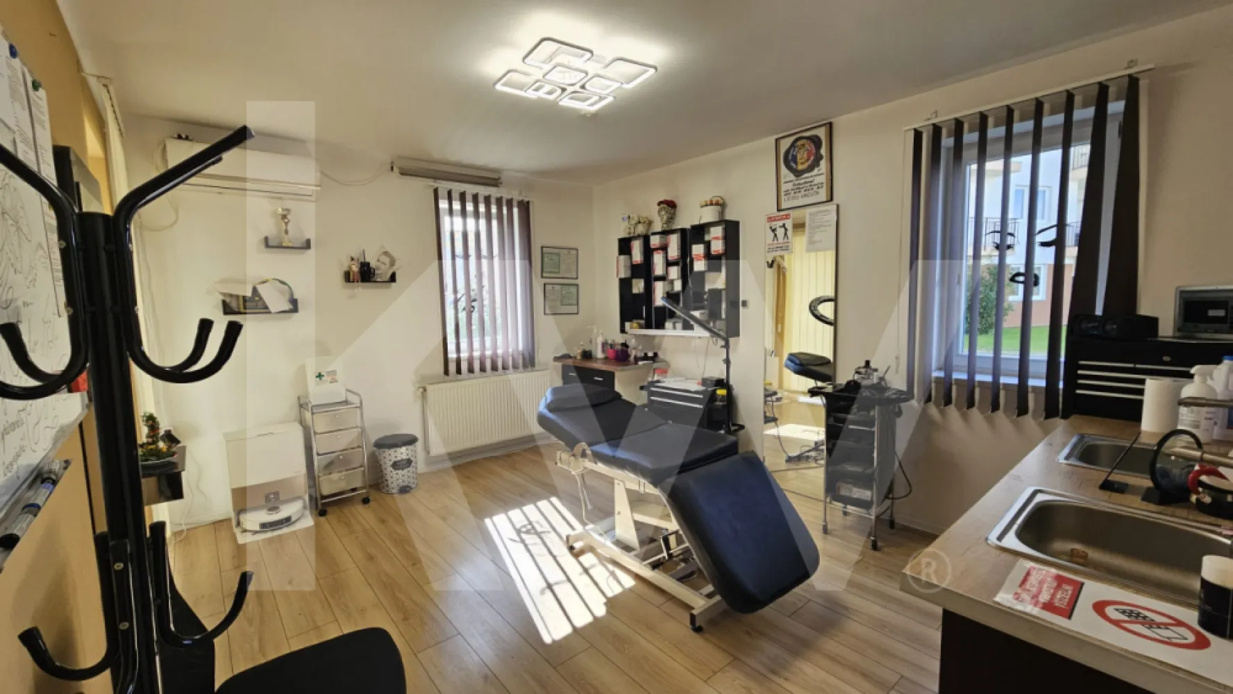 Oportunitate rara! Spatiu comercial cu 3 locuri de parcare – Imperial Group - Spatiu comercial la parter, cu 3 locuri de parcare – Cartier Imperial Group, Sibiu

Se ofera spre vanzare un spatiu comercial situat la parter, amplasat in cartierul Imperial Group, zona Henri Coanda – in spatele fabricii Trans Agape.
Proprietatea beneficiaza de vizibilitate foarte buna, fiind singurul spatiu comercial dintr-un ansamblu rezidential nou, populat si in continua dezvoltare.

Spatiul are o compartimentare moderna, este dotat cu aer conditionat si centrala termica proprie pe gaz cu calorifere, si dispune de 3 locuri de parcare private.

Se vinde ca spatiu comercial gol, ideal pentru activitati proprii (birouri, salon, magazin, cabinet medical, etc.).

Pozitionarea in cadrul cartierului Imperial Group si lipsa altor spatii comerciale in zona il fac o investitie rara si sigura intr-un cartier in plina dezvoltare.