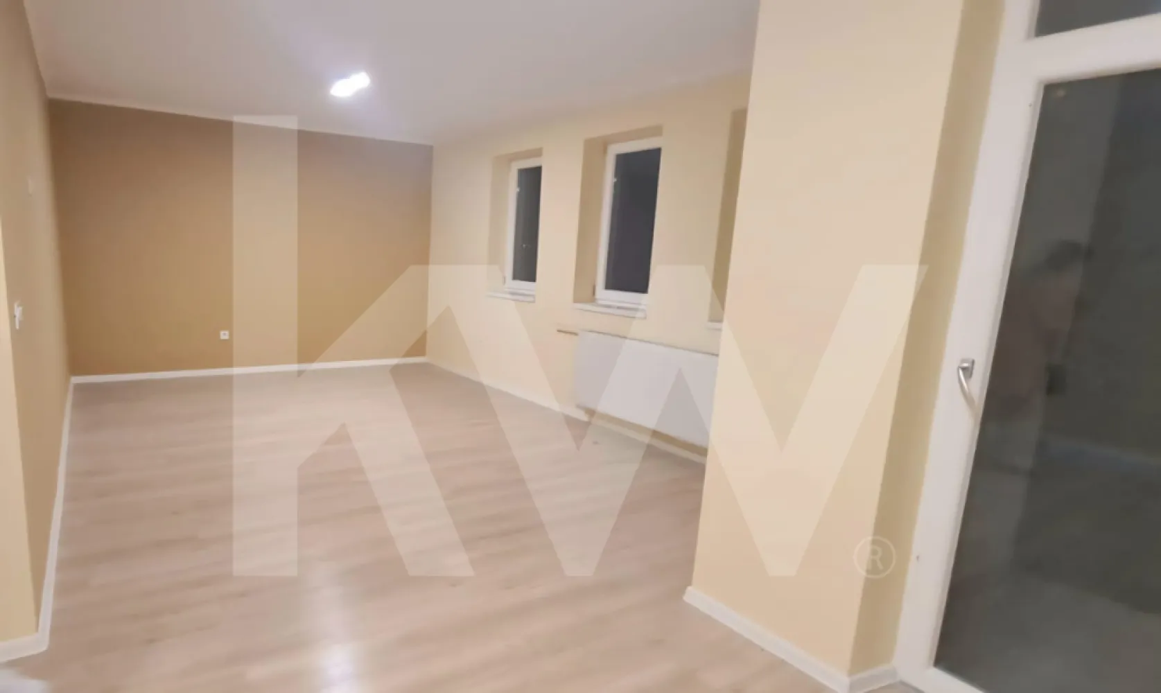 Oportunitate rara! Spatiu comercial cu 3 locuri de parcare – Imperial Group - Spatiu comercial la parter, cu 3 locuri de parcare – Cartier Imperial Group, Sibiu

Se ofera spre vanzare un spatiu comercial situat la parter, amplasat in cartierul Imperial Group, zona Henri Coanda – in spatele fabricii Trans Agape.
Proprietatea beneficiaza de vizibilitate foarte buna, fiind singurul spatiu comercial dintr-un ansamblu rezidential nou, populat si in continua dezvoltare.

Spatiul are o compartimentare moderna, este dotat cu aer conditionat si centrala termica proprie pe gaz cu calorifere, si dispune de 3 locuri de parcare private.

Se vinde ca spatiu comercial gol, ideal pentru activitati proprii (birouri, salon, magazin, cabinet medical, etc.).

Pozitionarea in cadrul cartierului Imperial Group si lipsa altor spatii comerciale in zona il fac o investitie rara si sigura intr-un cartier in plina dezvoltare.