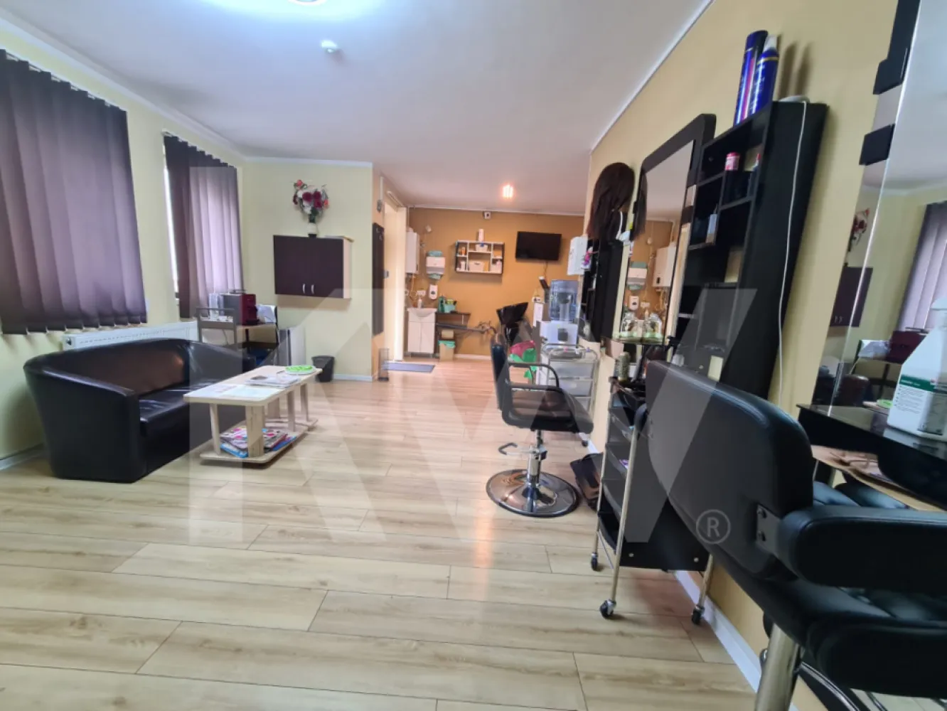 Oportunitate rara! Spatiu comercial cu 3 locuri de parcare – Imperial Group - Spatiu comercial la parter, cu 3 locuri de parcare – Cartier Imperial Group, Sibiu

Se ofera spre vanzare un spatiu comercial situat la parter, amplasat in cartierul Imperial Group, zona Henri Coanda – in spatele fabricii Trans Agape.
Proprietatea beneficiaza de vizibilitate foarte buna, fiind singurul spatiu comercial dintr-un ansamblu rezidential nou, populat si in continua dezvoltare.

Spatiul are o compartimentare moderna, este dotat cu aer conditionat si centrala termica proprie pe gaz cu calorifere, si dispune de 3 locuri de parcare private.

Se vinde ca spatiu comercial gol, ideal pentru activitati proprii (birouri, salon, magazin, cabinet medical, etc.).

Pozitionarea in cadrul cartierului Imperial Group si lipsa altor spatii comerciale in zona il fac o investitie rara si sigura intr-un cartier in plina dezvoltare.