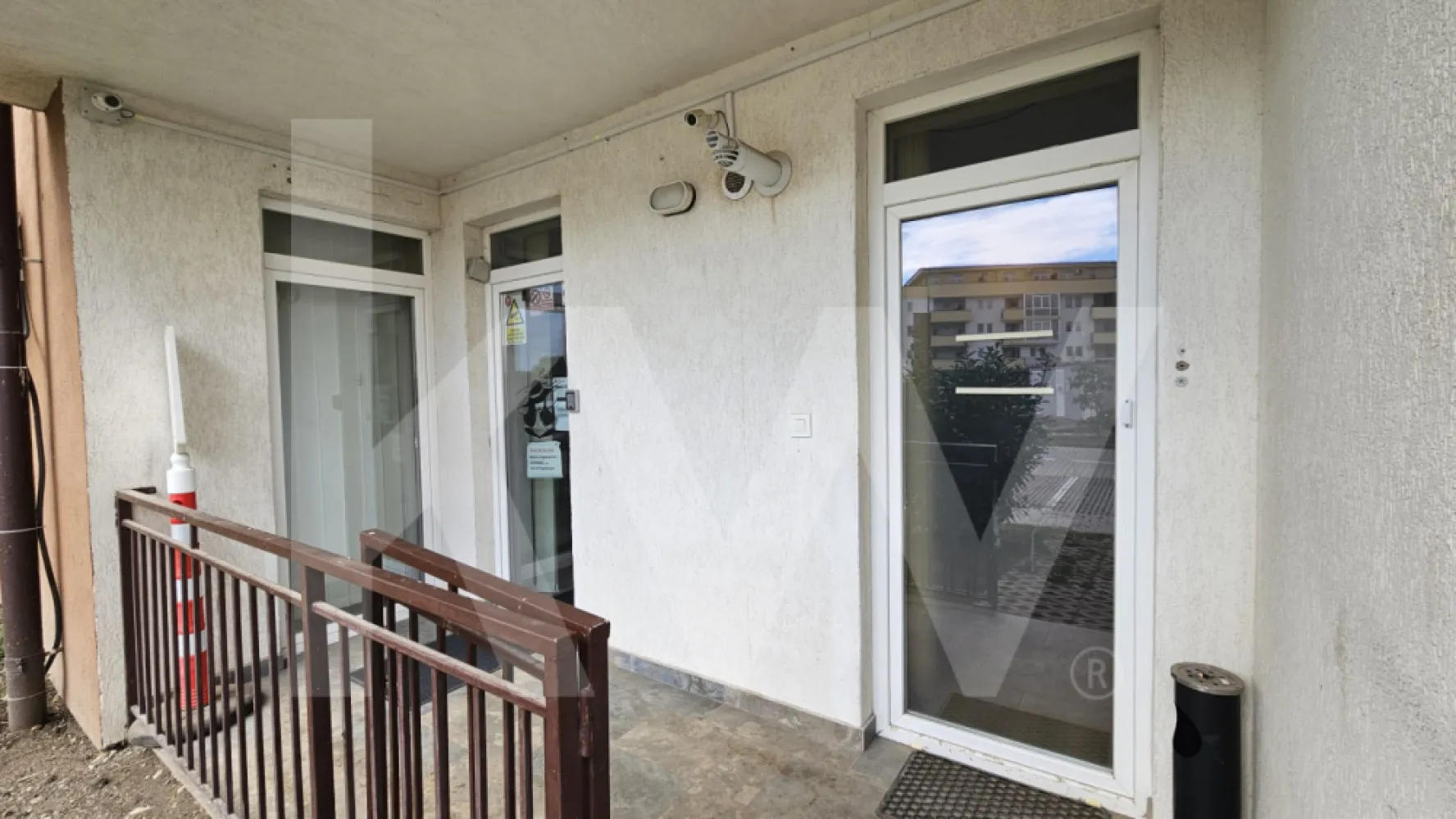 Oportunitate rara! Spatiu comercial cu 3 locuri de parcare – Imperial Group - Spatiu comercial la parter, cu 3 locuri de parcare – Cartier Imperial Group, Sibiu

Se ofera spre vanzare un spatiu comercial situat la parter, amplasat in cartierul Imperial Group, zona Henri Coanda – in spatele fabricii Trans Agape.
Proprietatea beneficiaza de vizibilitate foarte buna, fiind singurul spatiu comercial dintr-un ansamblu rezidential nou, populat si in continua dezvoltare.

Spatiul are o compartimentare moderna, este dotat cu aer conditionat si centrala termica proprie pe gaz cu calorifere, si dispune de 3 locuri de parcare private.

Se vinde ca spatiu comercial gol, ideal pentru activitati proprii (birouri, salon, magazin, cabinet medical, etc.).

Pozitionarea in cadrul cartierului Imperial Group si lipsa altor spatii comerciale in zona il fac o investitie rara si sigura intr-un cartier in plina dezvoltare.