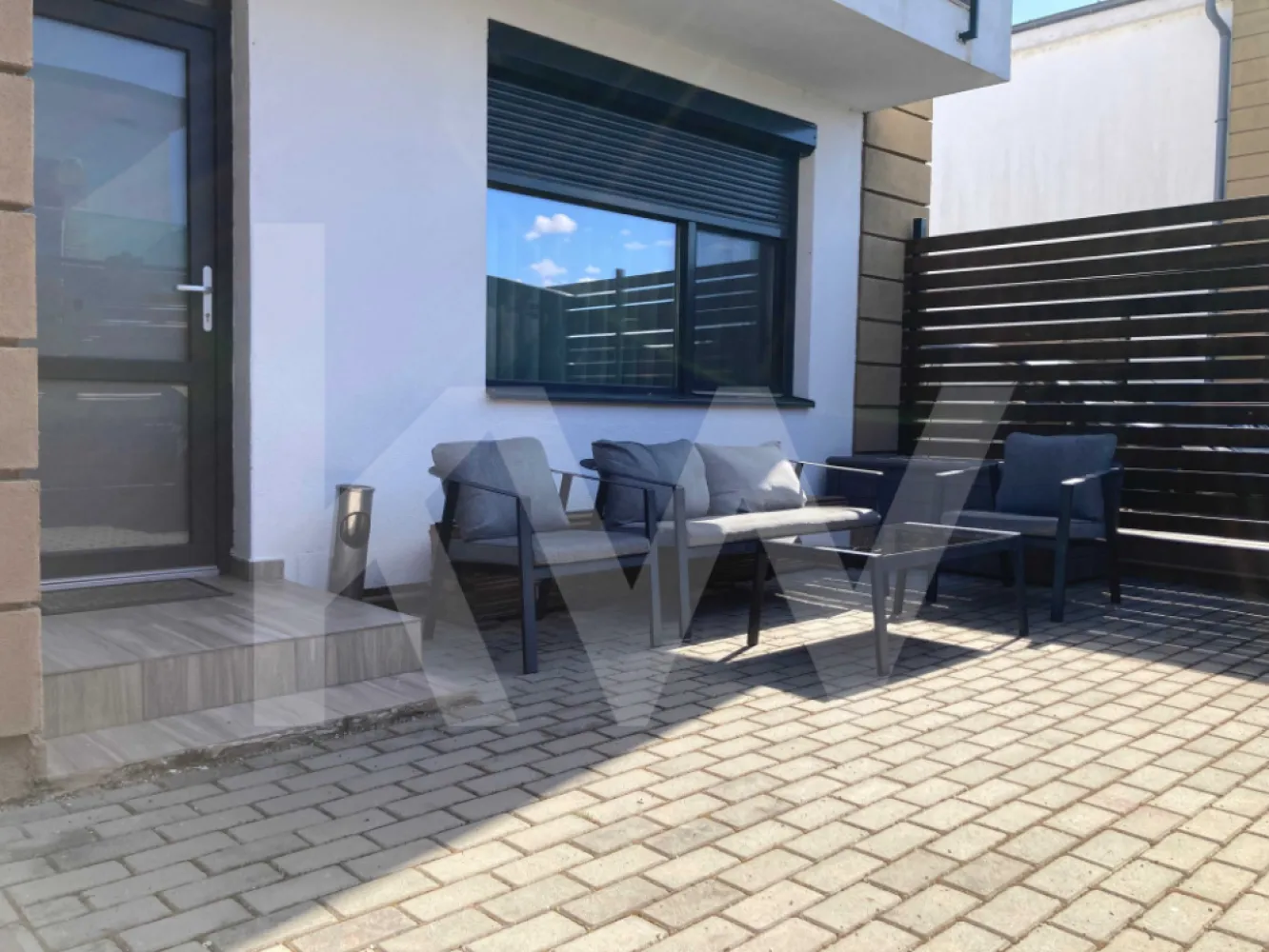 Casa cvadruplex de vânzare – o oază de liniște in Turnișor, Sibiu - Vă prezentăm un cvadruplex superb cu o curte proprie de 50 mp, ideal pentru familii care își doresc confort, intimitate și o legătură autentică cu natura – fără a renunța la avantajele orașului! 

Suprafață utilă: 79,55 mp + balcon de 4,1 mp
Clasa energetică: B
Se vinde complet mobilat – te poți muta imediat!

Compartimentare:

Parter: hol, living + bucătărie open-space, cămară, baie de serviciu

Etaj: hol, 2 dormitoare, baie principală, spațiu de depozitare, balcon

Luminozitate excelentă datorită ferestrelor mari + jaluzele exterioare cu telecomandă

Avantaje locație:
Cartier liniștit, cu aer curat
Aproape de școli, magazine, parcuri 
Acces rapid către centrul orașului și autostradă 

Această proprietate este perfectă pentru o familie care caută echilibrul între natură și viața urbană. 
Nu rata ocazia de a locui într-un spațiu care îți oferă tot ce ai nevoie!

Contactați-ne pentru mai multe informații sau pentru programarea unei vizionări!