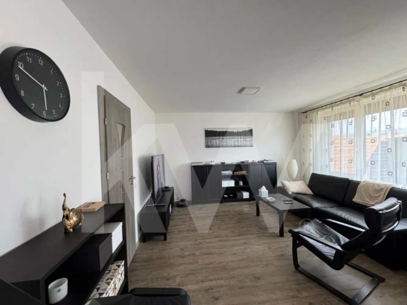 Casa cvadruplex de vânzare – o oază de liniște in Turnișor, Sibiu - Vă prezentăm un cvadruplex superb cu o curte proprie de 50 mp, ideal pentru familii care își doresc confort, intimitate și o legătură autentică cu natura – fără a renunța la avantajele orașului! 

Suprafață utilă: 79,55 mp + balcon de 4,1 mp
Clasa energetică: B
Se vinde complet mobilat – te poți muta imediat!

Compartimentare:

Parter: hol, living + bucătărie open-space, cămară, baie de serviciu

Etaj: hol, 2 dormitoare, baie principală, spațiu de depozitare, balcon

Luminozitate excelentă datorită ferestrelor mari + jaluzele exterioare cu telecomandă

Avantaje locație:
Cartier liniștit, cu aer curat
Aproape de școli, magazine, parcuri 
Acces rapid către centrul orașului și autostradă 

Această proprietate este perfectă pentru o familie care caută echilibrul între natură și viața urbană. 
Nu rata ocazia de a locui într-un spațiu care îți oferă tot ce ai nevoie!

Contactați-ne pentru mai multe informații sau pentru programarea unei vizionări!
