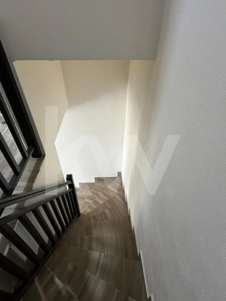 Casa cvadruplex de vânzare – o oază de liniște in Turnișor, Sibiu - Vă prezentăm un cvadruplex superb cu o curte proprie de 50 mp, ideal pentru familii care își doresc confort, intimitate și o legătură autentică cu natura – fără a renunța la avantajele orașului! 

Suprafață utilă: 79,55 mp + balcon de 4,1 mp
Clasa energetică: B
Se vinde complet mobilat – te poți muta imediat!

Compartimentare:

Parter: hol, living + bucătărie open-space, cămară, baie de serviciu

Etaj: hol, 2 dormitoare, baie principală, spațiu de depozitare, balcon

Luminozitate excelentă datorită ferestrelor mari + jaluzele exterioare cu telecomandă

Avantaje locație:
Cartier liniștit, cu aer curat
Aproape de școli, magazine, parcuri 
Acces rapid către centrul orașului și autostradă 

Această proprietate este perfectă pentru o familie care caută echilibrul între natură și viața urbană. 
Nu rata ocazia de a locui într-un spațiu care îți oferă tot ce ai nevoie!

Contactați-ne pentru mai multe informații sau pentru programarea unei vizionări!