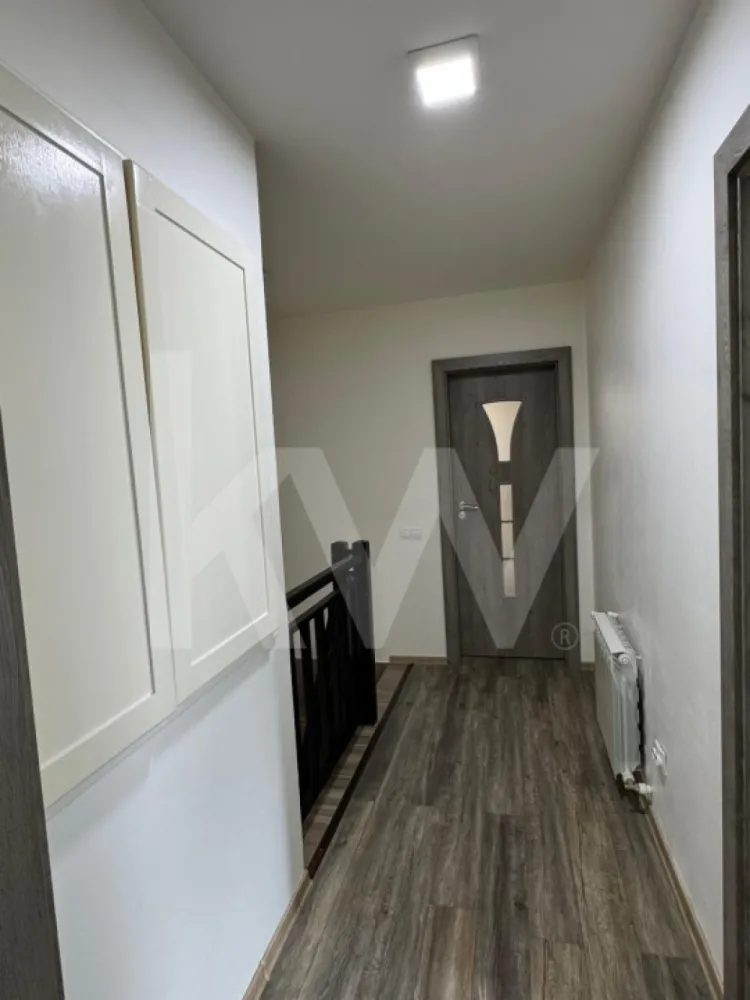 Casa cvadruplex de vânzare – o oază de liniște in Turnișor, Sibiu - Vă prezentăm un cvadruplex superb cu o curte proprie de 50 mp, ideal pentru familii care își doresc confort, intimitate și o legătură autentică cu natura – fără a renunța la avantajele orașului! 

Suprafață utilă: 79,55 mp + balcon de 4,1 mp
Clasa energetică: B
Se vinde complet mobilat – te poți muta imediat!

Compartimentare:

Parter: hol, living + bucătărie open-space, cămară, baie de serviciu

Etaj: hol, 2 dormitoare, baie principală, spațiu de depozitare, balcon

Luminozitate excelentă datorită ferestrelor mari + jaluzele exterioare cu telecomandă

Avantaje locație:
Cartier liniștit, cu aer curat
Aproape de școli, magazine, parcuri 
Acces rapid către centrul orașului și autostradă 

Această proprietate este perfectă pentru o familie care caută echilibrul între natură și viața urbană. 
Nu rata ocazia de a locui într-un spațiu care îți oferă tot ce ai nevoie!

Contactați-ne pentru mai multe informații sau pentru programarea unei vizionări!