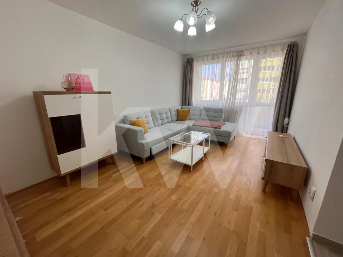 Apartament 3 Camere - Zona Mihai Viteazu - inchiriere - Vă propun spre închiriere un apartament generos și primitor, situat pe Aleea Frații Buzești. Cu o suprafață utilă de 75 mp, locuința este ideală pentru cei care au nevoie de spațiu suplimentar și de o compartimentare funcțională.

Caracteristici principale ale proprietății:

Suprafață: 75 mp utili, oferind încăperi luminoase și aerisite.

Configurație: Apartamentul este mobilat și utilat, fiind pregătit pentru mutare imediată.

Cameră versatilă: Una dintre camere este lăsată nemobilată, oferindu-vă libertatea de a o amenaja ca birou pentru lucru de acasă, cameră pentru copii sau dressing, în funcție de necesități.

Spații adiționale: Proprietatea dispune de un balcon și de un spațiu de depozitare dedicat (debaras/cămară), ideal pentru organizarea eficientă a obiectelor personale.

Dotări: Bucătărie complet echipată și electrocasnice incluse.

Condiții de închiriere:

Fără animale de companie: Se dorește menținerea unui standard ridicat de curățenie în apartament.

Garanție: Se percepe plata chiriei pentru prima lună plus o lună de garanție la semnarea contractului.

Locuința este situată într-o zonă liniștită, având în proximitate puncte de interes și acces facil către restul orașului. Este o alegere excelentă pentru un cuplu sau o familie care apreciază ordinea și spațiul generos.