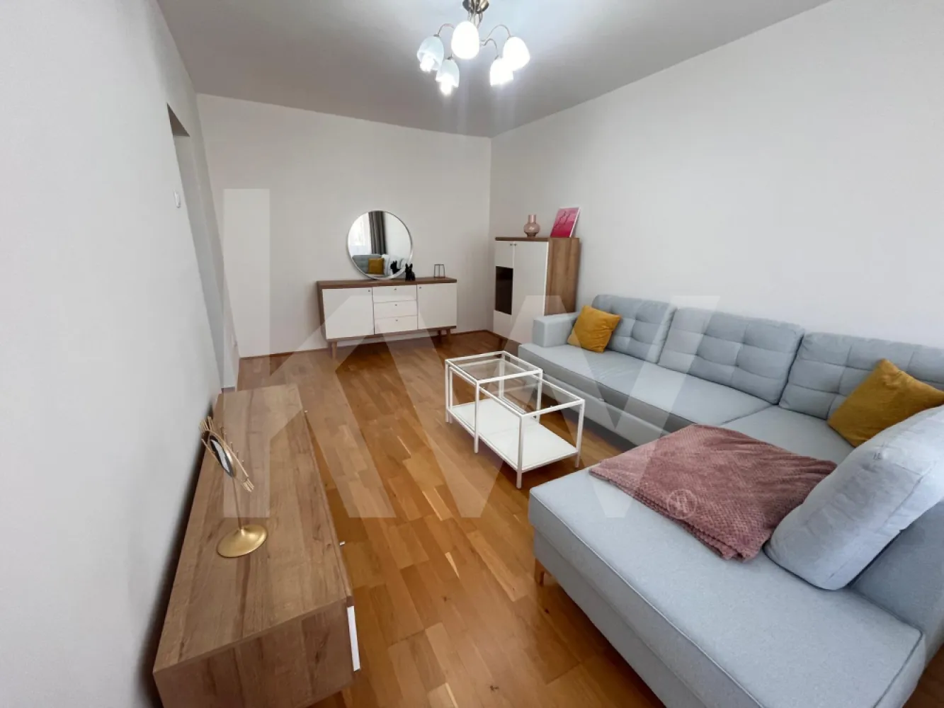 Apartament 3 Camere - Zona Mihai Viteazu - inchiriere - Vă propun spre închiriere un apartament generos și primitor, situat pe Aleea Frații Buzești. Cu o suprafață utilă de 75 mp, locuința este ideală pentru cei care au nevoie de spațiu suplimentar și de o compartimentare funcțională.

Caracteristici principale ale proprietății:

Suprafață: 75 mp utili, oferind încăperi luminoase și aerisite.

Configurație: Apartamentul este mobilat și utilat, fiind pregătit pentru mutare imediată.

Cameră versatilă: Una dintre camere este lăsată nemobilată, oferindu-vă libertatea de a o amenaja ca birou pentru lucru de acasă, cameră pentru copii sau dressing, în funcție de necesități.

Spații adiționale: Proprietatea dispune de un balcon și de un spațiu de depozitare dedicat (debaras/cămară), ideal pentru organizarea eficientă a obiectelor personale.

Dotări: Bucătărie complet echipată și electrocasnice incluse.

Condiții de închiriere:

Fără animale de companie: Se dorește menținerea unui standard ridicat de curățenie în apartament.

Garanție: Se percepe plata chiriei pentru prima lună plus o lună de garanție la semnarea contractului.

Locuința este situată într-o zonă liniștită, având în proximitate puncte de interes și acces facil către restul orașului. Este o alegere excelentă pentru un cuplu sau o familie care apreciază ordinea și spațiul generos.