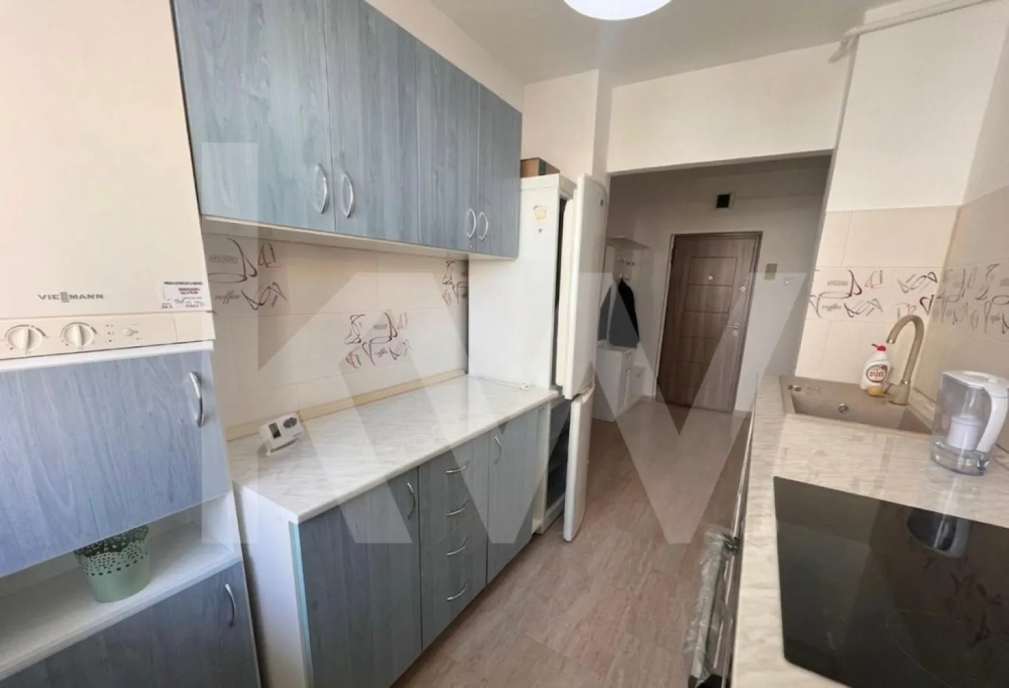 Apartament 3 Camere - Zona Mihai Viteazu - inchiriere - Vă propun spre închiriere un apartament generos și primitor, situat pe Aleea Frații Buzești. Cu o suprafață utilă de 75 mp, locuința este ideală pentru cei care au nevoie de spațiu suplimentar și de o compartimentare funcțională.

Caracteristici principale ale proprietății:

Suprafață: 75 mp utili, oferind încăperi luminoase și aerisite.

Configurație: Apartamentul este mobilat și utilat, fiind pregătit pentru mutare imediată.

Cameră versatilă: Una dintre camere este lăsată nemobilată, oferindu-vă libertatea de a o amenaja ca birou pentru lucru de acasă, cameră pentru copii sau dressing, în funcție de necesități.

Spații adiționale: Proprietatea dispune de un balcon și de un spațiu de depozitare dedicat (debaras/cămară), ideal pentru organizarea eficientă a obiectelor personale.

Dotări: Bucătărie complet echipată și electrocasnice incluse.

Condiții de închiriere:

Fără animale de companie: Se dorește menținerea unui standard ridicat de curățenie în apartament.

Garanție: Se percepe plata chiriei pentru prima lună plus o lună de garanție la semnarea contractului.

Locuința este situată într-o zonă liniștită, având în proximitate puncte de interes și acces facil către restul orașului. Este o alegere excelentă pentru un cuplu sau o familie care apreciază ordinea și spațiul generos.