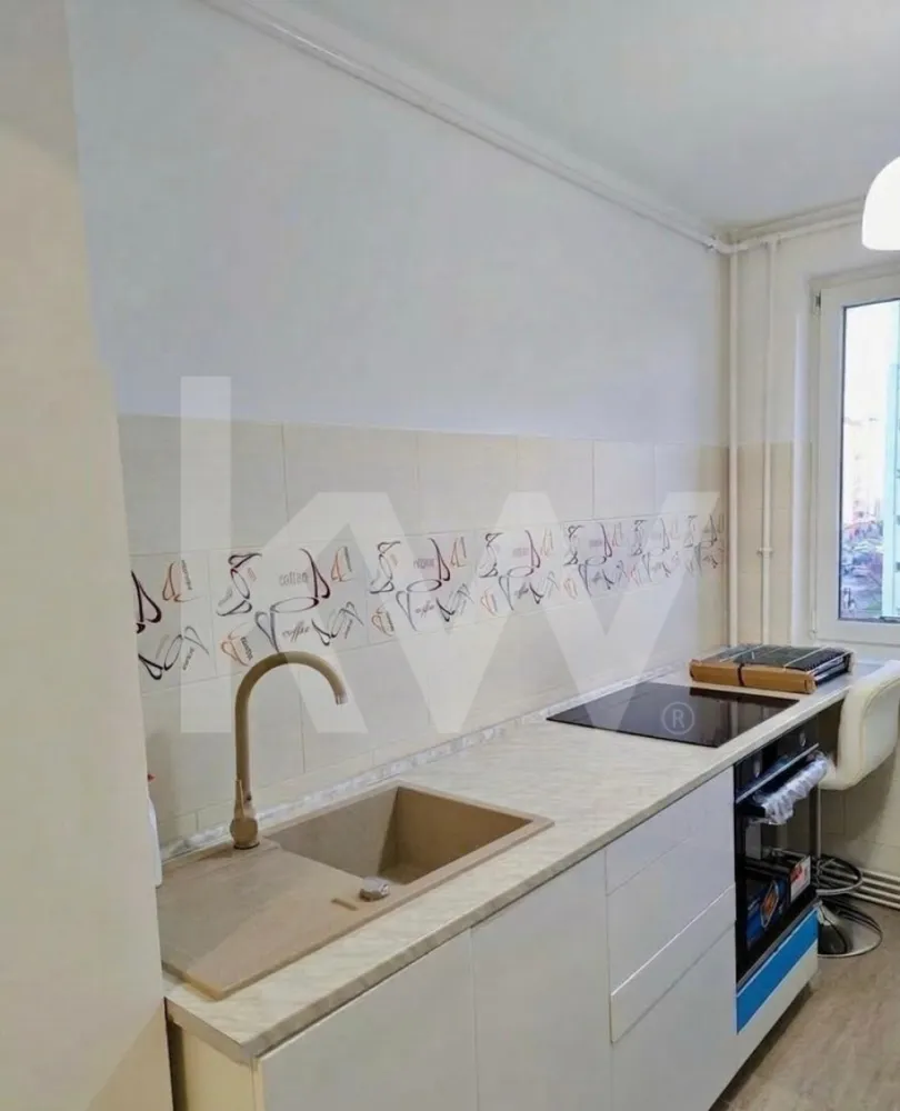 Apartament 3 Camere - Zona Mihai Viteazu - inchiriere - Vă propun spre închiriere un apartament generos și primitor, situat pe Aleea Frații Buzești. Cu o suprafață utilă de 75 mp, locuința este ideală pentru cei care au nevoie de spațiu suplimentar și de o compartimentare funcțională.

Caracteristici principale ale proprietății:

Suprafață: 75 mp utili, oferind încăperi luminoase și aerisite.

Configurație: Apartamentul este mobilat și utilat, fiind pregătit pentru mutare imediată.

Cameră versatilă: Una dintre camere este lăsată nemobilată, oferindu-vă libertatea de a o amenaja ca birou pentru lucru de acasă, cameră pentru copii sau dressing, în funcție de necesități.

Spații adiționale: Proprietatea dispune de un balcon și de un spațiu de depozitare dedicat (debaras/cămară), ideal pentru organizarea eficientă a obiectelor personale.

Dotări: Bucătărie complet echipată și electrocasnice incluse.

Condiții de închiriere:

Fără animale de companie: Se dorește menținerea unui standard ridicat de curățenie în apartament.

Garanție: Se percepe plata chiriei pentru prima lună plus o lună de garanție la semnarea contractului.

Locuința este situată într-o zonă liniștită, având în proximitate puncte de interes și acces facil către restul orașului. Este o alegere excelentă pentru un cuplu sau o familie care apreciază ordinea și spațiul generos.