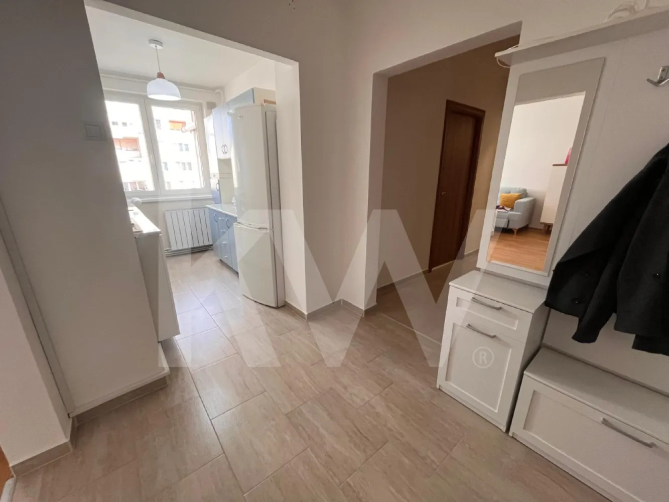 Apartament 3 Camere - Zona Mihai Viteazu - inchiriere - Vă propun spre închiriere un apartament generos și primitor, situat pe Aleea Frații Buzești. Cu o suprafață utilă de 75 mp, locuința este ideală pentru cei care au nevoie de spațiu suplimentar și de o compartimentare funcțională.

Caracteristici principale ale proprietății:

Suprafață: 75 mp utili, oferind încăperi luminoase și aerisite.

Configurație: Apartamentul este mobilat și utilat, fiind pregătit pentru mutare imediată.

Cameră versatilă: Una dintre camere este lăsată nemobilată, oferindu-vă libertatea de a o amenaja ca birou pentru lucru de acasă, cameră pentru copii sau dressing, în funcție de necesități.

Spații adiționale: Proprietatea dispune de un balcon și de un spațiu de depozitare dedicat (debaras/cămară), ideal pentru organizarea eficientă a obiectelor personale.

Dotări: Bucătărie complet echipată și electrocasnice incluse.

Condiții de închiriere:

Fără animale de companie: Se dorește menținerea unui standard ridicat de curățenie în apartament.

Garanție: Se percepe plata chiriei pentru prima lună plus o lună de garanție la semnarea contractului.

Locuința este situată într-o zonă liniștită, având în proximitate puncte de interes și acces facil către restul orașului. Este o alegere excelentă pentru un cuplu sau o familie care apreciază ordinea și spațiul generos.