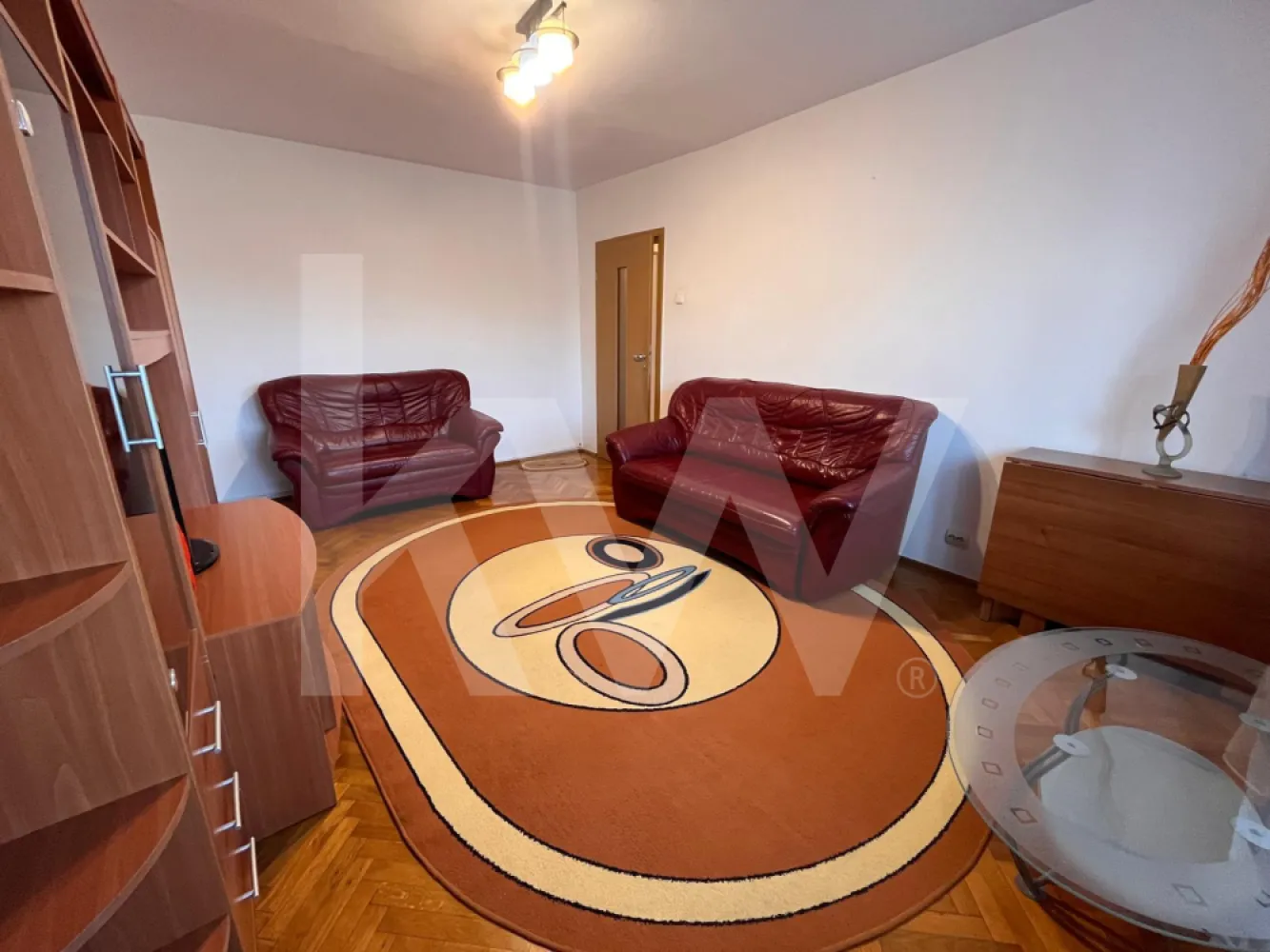 Apartament 4 camere, Strand Sibiu - 0% comision - Vă oferim spre închiriere un apartament generos cu 4 camere, având o suprafață utilă de 90 mp și 0% comision pentru chiriași, situat la etajul 3 al unui imobil cu 4 niveluri. Locuința este amplasată în cartierul Ștrand, una dintre cele mai căutate zone din Sibiu, oferind echilibrul perfect între liniște și accesibilitate.

Localizare și Facilități
Poziționare strategică: Situat la o distanță de doar 5 minute de mers pe jos de Liceul Teoretic „Onisifor Ghibu”.
Confort urban: Poziționarea centrală permite accesul facil la toate facilitățile necesare: magazine, instituții de învățământ, farmacii și stații de transport în comun.
Spațiu: Suprafața de 90 mp asigură un confort sporit, fiind ideală pentru o familie care are nevoie de compartimentare eficientă.
Condiții de închiriere
Se caută chiriași pe termen lung, care să dea dovadă de responsabilitate și seriozitate. Condițiile contractuale sunt următoarele:

Durată contract: Minimum 12 luni.
Garanție: Se percepe contravaloarea a 2 chirii lunare drept garanție.
Animale de companie: Nu se acceptă animale de companie.
Cerințe: Se solicită și se oferă seriozitate maximă.

Contactează-mă acum pentru a programa o vizionare!