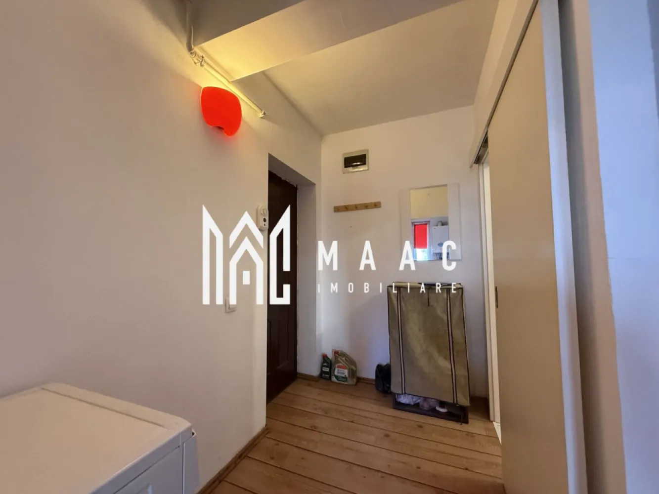 Apartament 1 camera Decomandat | Etaj 1 | Parcare | Turnisor - MAAC Imobiliare vă prezintă spre vânzare un apartament cu 1 cameră, situat la etajul 1, în cartierul Alma, Turnișor. Caracteristici: Apartament decomandat 1 cameră Etaj 1 din 4 Bloc din cărămidă An construcție: 2008 Compartimentare: Hol de acces Bucătărie separată utilata si mobilata. Dormitor Baie cu cabina si geam de aerisire. Dotări și finisaje: Centrală termică proprie Parchet laminat în hol, bucătărie și cameră Gresie și faianță în baie Tâmplărie PVC cu geam termopan Ușă metalică la intrare Avantaje: Loc de parcare inclus Potrivit atât pentru locuit, cât și pentru investiție Zonă liniștită, cu acces facil către oraș. Pentru mai multe detalii precizati telefonic ca ati vazut anuntul cu ID: CP2900184 }}