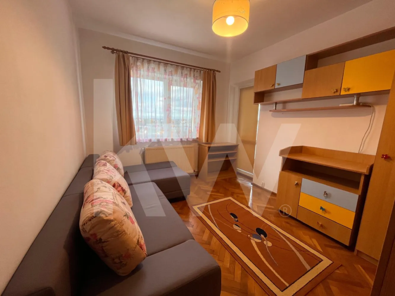Apartament 4 camere, Strand Sibiu - 0% comision - Vă oferim spre închiriere un apartament generos cu 4 camere, având o suprafață utilă de 90 mp și 0% comision pentru chiriași, situat la etajul 3 al unui imobil cu 4 niveluri. Locuința este amplasată în cartierul Ștrand, una dintre cele mai căutate zone din Sibiu, oferind echilibrul perfect între liniște și accesibilitate.

Localizare și Facilități
Poziționare strategică: Situat la o distanță de doar 5 minute de mers pe jos de Liceul Teoretic „Onisifor Ghibu”.
Confort urban: Poziționarea centrală permite accesul facil la toate facilitățile necesare: magazine, instituții de învățământ, farmacii și stații de transport în comun.
Spațiu: Suprafața de 90 mp asigură un confort sporit, fiind ideală pentru o familie care are nevoie de compartimentare eficientă.
Condiții de închiriere
Se caută chiriași pe termen lung, care să dea dovadă de responsabilitate și seriozitate. Condițiile contractuale sunt următoarele:

Durată contract: Minimum 12 luni.
Garanție: Se percepe contravaloarea a 2 chirii lunare drept garanție.
Animale de companie: Nu se acceptă animale de companie.
Cerințe: Se solicită și se oferă seriozitate maximă.

Contactează-mă acum pentru a programa o vizionare!