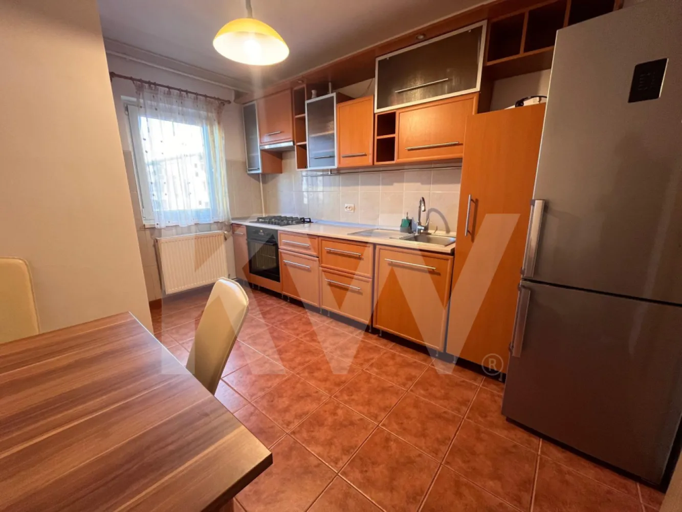 Apartament 4 camere, Strand Sibiu - 0% comision - Vă oferim spre închiriere un apartament generos cu 4 camere, având o suprafață utilă de 90 mp și 0% comision pentru chiriași, situat la etajul 3 al unui imobil cu 4 niveluri. Locuința este amplasată în cartierul Ștrand, una dintre cele mai căutate zone din Sibiu, oferind echilibrul perfect între liniște și accesibilitate.

Localizare și Facilități
Poziționare strategică: Situat la o distanță de doar 5 minute de mers pe jos de Liceul Teoretic „Onisifor Ghibu”.
Confort urban: Poziționarea centrală permite accesul facil la toate facilitățile necesare: magazine, instituții de învățământ, farmacii și stații de transport în comun.
Spațiu: Suprafața de 90 mp asigură un confort sporit, fiind ideală pentru o familie care are nevoie de compartimentare eficientă.
Condiții de închiriere
Se caută chiriași pe termen lung, care să dea dovadă de responsabilitate și seriozitate. Condițiile contractuale sunt următoarele:

Durată contract: Minimum 12 luni.
Garanție: Se percepe contravaloarea a 2 chirii lunare drept garanție.
Animale de companie: Nu se acceptă animale de companie.
Cerințe: Se solicită și se oferă seriozitate maximă.

Contactează-mă acum pentru a programa o vizionare!