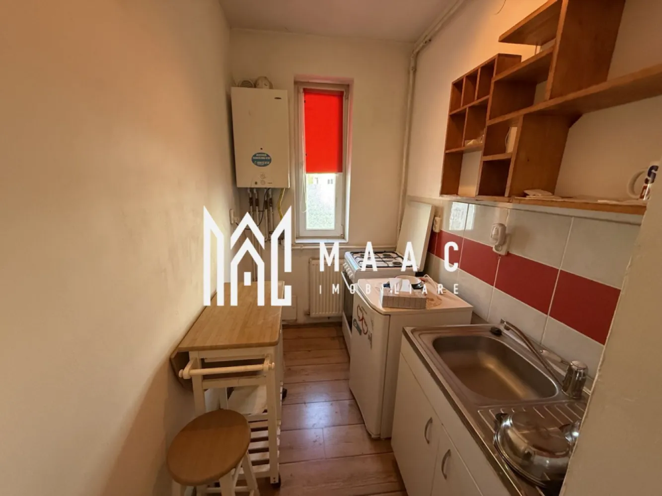 Apartament 1 camera Decomandat | Etaj 1 | Parcare | Turnisor - MAAC Imobiliare vă prezintă spre vânzare un apartament cu 1 cameră, situat la etajul 1, în cartierul Alma, Turnișor. Caracteristici: Apartament decomandat 1 cameră Etaj 1 din 4 Bloc din cărămidă An construcție: 2008 Compartimentare: Hol de acces Bucătărie separată utilata si mobilata. Dormitor Baie cu cabina si geam de aerisire. Dotări și finisaje: Centrală termică proprie Parchet laminat în hol, bucătărie și cameră Gresie și faianță în baie Tâmplărie PVC cu geam termopan Ușă metalică la intrare Avantaje: Loc de parcare inclus Potrivit atât pentru locuit, cât și pentru investiție Zonă liniștită, cu acces facil către oraș. Pentru mai multe detalii precizati telefonic ca ati vazut anuntul cu ID: CP2900184 }}