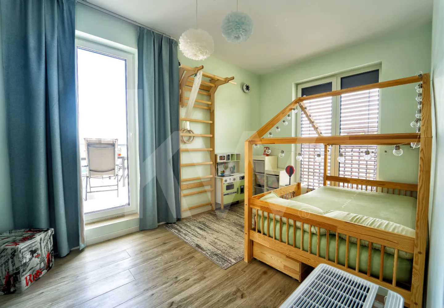 Penthouse smart în Sibiu - etaj retras, terasă generoasă - Dacă îți dorești un apartament diferit de tot ce ai văzut până acum, acest penthouse merită atenția ta.
Penthouse smart deosebit, situat la etaj retras, în zona Turnișor, strada Ogorului, bloc C4, ce oferă un mix rar între confort, tehnologie și design modern.
Proprietatea are o suprafață utilă de 59 mp și beneficiază de o terasă generoasă de 37 mp, amenajată pentru relaxare, cu sistem de irigare smart, zonă de grătar și spațiu pentru dining, oferind o priveliște panoramică asupra împrejurimilor.
Compartimentarea este eficientă și bine gândită: living luminos cu bucătărie open space, două dormitoare (dormitor matrimonial și cameră pentru copil) și baie complet echipată. Interiorul este amenajat cu atenție la detalii, folosind materiale premium și mobilier realizat pe comandă.
Bucătăria este complet utilată cu electrocasnice Miele și dispune de mobilier cu sistem soft-close, optimizat pentru spațiu și funcționalitate, inclusiv insulă cu blat din compozit. Zona de zi este elegant decorată, într-un stil modern, cu finisaje de calitate superioară.
Întregul apartament este smart, oferind control pentru rulouri, draperii, iluminat și baie. Sistemele integrate includ recuperatoare de căldură în fiecare cameră, contribuind la un confort termic ridicat și eficiență energetică.
Baia este echipată la standarde premium: chiuvetă dublă, baterii din metal anodizat, oglinzi realizate pe comandă, cabină de duș Redaway și vas de toaletă smart, cu funcții automate.
Dormitorul matrimonial este amenajat cu mobilier realizat pe comandă, în tonuri neutre, și include pat din lemn masiv, oferind un ambient relaxant și confortabil. Camera copilului este, de asemenea, optimizată funcțional și estetic.
Un alt avantaj important îl reprezintă ușile interioare cu proprietăți fonoizolante, care asigură un plus de liniște și intimitate.
Această proprietate se adresează celor care își doresc un stil de viață modern, într-un spațiu bine optimizat, complet mobilat și echipat, fără compromisuri în ceea ce privește calitatea sau confortul. Intregul sistem smart este controlat din telefon. 
Dacă această proprietate se potrivește cu ceea ce căutați, vă invit să programăm o vizionare și să descoperiți personal toate detaliile care o fac specială.