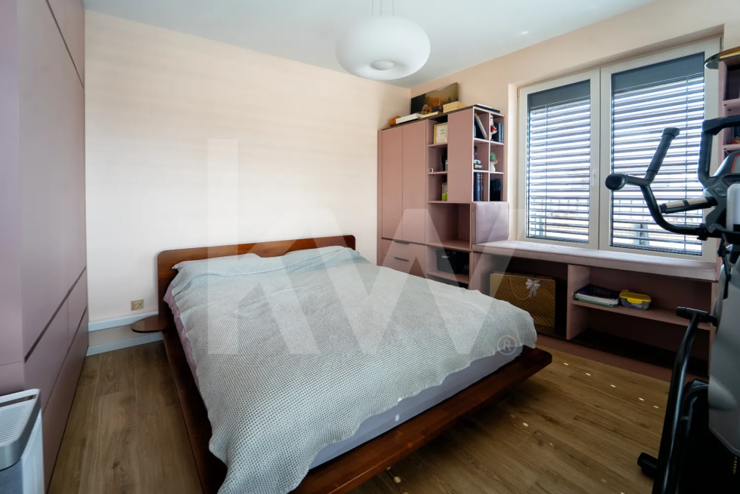 Penthouse smart în Sibiu - etaj retras, terasă generoasă - Dacă îți dorești un apartament diferit de tot ce ai văzut până acum, acest penthouse merită atenția ta.
Penthouse smart deosebit, situat la etaj retras, în zona Turnișor, strada Ogorului, bloc C4, ce oferă un mix rar între confort, tehnologie și design modern.
Proprietatea are o suprafață utilă de 59 mp și beneficiază de o terasă generoasă de 37 mp, amenajată pentru relaxare, cu sistem de irigare smart, zonă de grătar și spațiu pentru dining, oferind o priveliște panoramică asupra împrejurimilor.
Compartimentarea este eficientă și bine gândită: living luminos cu bucătărie open space, două dormitoare (dormitor matrimonial și cameră pentru copil) și baie complet echipată. Interiorul este amenajat cu atenție la detalii, folosind materiale premium și mobilier realizat pe comandă.
Bucătăria este complet utilată cu electrocasnice Miele și dispune de mobilier cu sistem soft-close, optimizat pentru spațiu și funcționalitate, inclusiv insulă cu blat din compozit. Zona de zi este elegant decorată, într-un stil modern, cu finisaje de calitate superioară.
Întregul apartament este smart, oferind control pentru rulouri, draperii, iluminat și baie. Sistemele integrate includ recuperatoare de căldură în fiecare cameră, contribuind la un confort termic ridicat și eficiență energetică.
Baia este echipată la standarde premium: chiuvetă dublă, baterii din metal anodizat, oglinzi realizate pe comandă, cabină de duș Redaway și vas de toaletă smart, cu funcții automate.
Dormitorul matrimonial este amenajat cu mobilier realizat pe comandă, în tonuri neutre, și include pat din lemn masiv, oferind un ambient relaxant și confortabil. Camera copilului este, de asemenea, optimizată funcțional și estetic.
Un alt avantaj important îl reprezintă ușile interioare cu proprietăți fonoizolante, care asigură un plus de liniște și intimitate.
Această proprietate se adresează celor care își doresc un stil de viață modern, într-un spațiu bine optimizat, complet mobilat și echipat, fără compromisuri în ceea ce privește calitatea sau confortul. Intregul sistem smart este controlat din telefon. 
Dacă această proprietate se potrivește cu ceea ce căutați, vă invit să programăm o vizionare și să descoperiți personal toate detaliile care o fac specială.