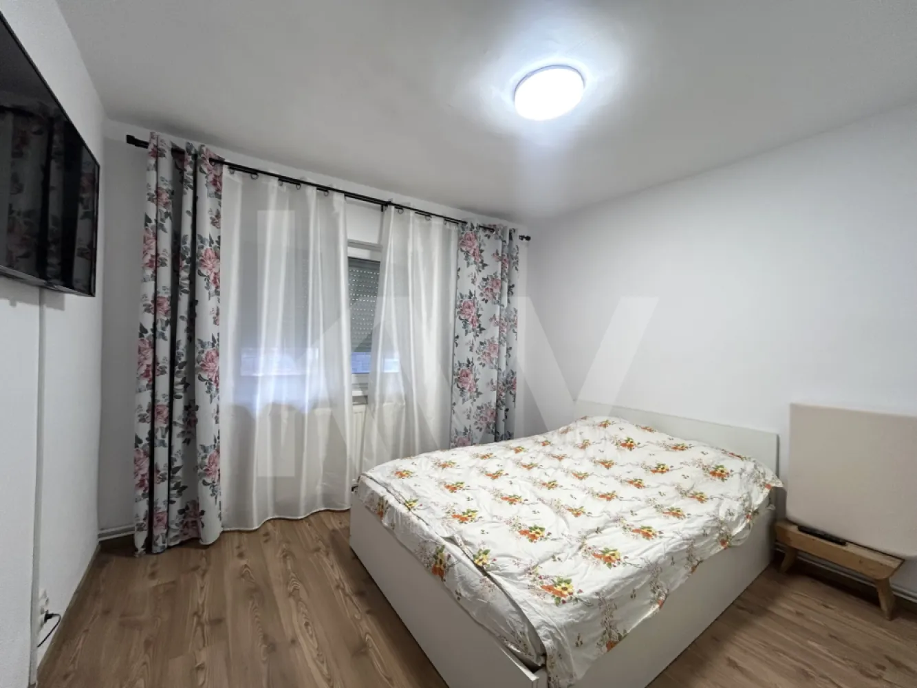 Apartament 3 camere - spațios la parter, ideal locuință sau investiție - Vă propunem spre vânzare un apartament situat la parter, cu o suprafață utilă de 66 mp, bine compartimentat și foarte practic.

Apartamentul este compus din:
	•	3 camere luminoase ( două dormitoare și un living
	•	Bucătărie separată 
	•       2 băi 
	•	Hol generos care asigură o bună circulație între încăperi
	•	Pivniță de 7,9 mp, ideală pentru depozitare

Compartimentarea este eficientă, cu acces facil din hol către majoritatea încăperilor, ceea ce oferă confort și intimitate. Apartamentul beneficiază de camere bine proporționate și spații de depozitare utile.

Poziționarea la parter îl face potrivit atât pentru locuință, cât și pentru birou, cabinet sau investiție în vederea închirierii.

📍 Cartierul Terezian este o zonă bine dezvoltată a Sibiului, cu infrastructură completă: școli, grădinițe, supermarketuri, farmacii, magazine și acces facil la transportul public. Cartierul oferă un echilibru foarte bun între viațan urbană și confortul rezidențial, fiind potrivit atât pentru familii, cât și pentru investiție.

Ideal pentru familii, persoane în vârstă sau pentru activități comerciale ușoare.

Pentru mai multe detalii sau programarea unei vizionări, nu ezitați să ne contactați!
