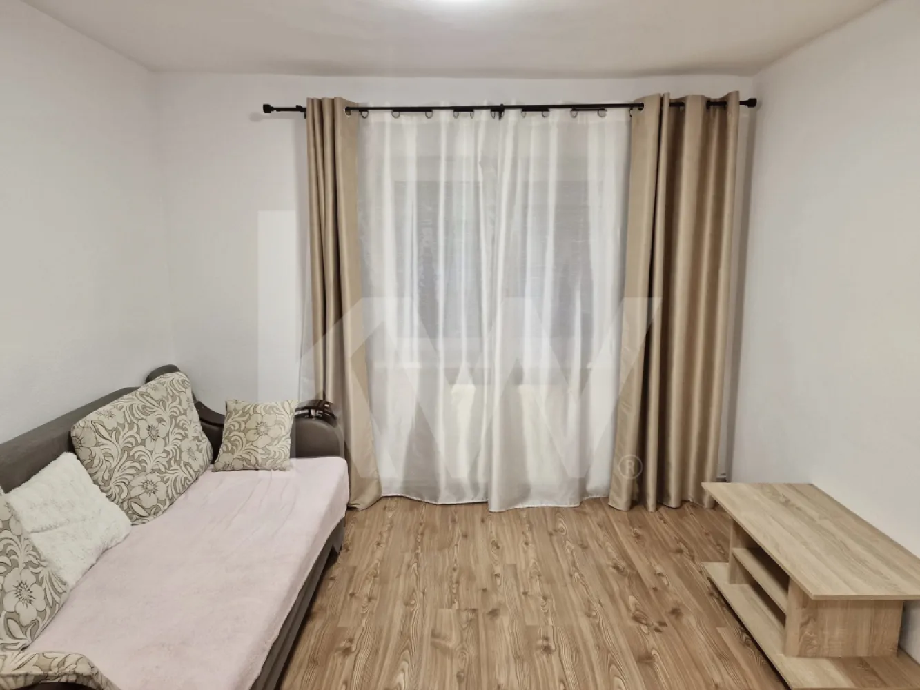 Apartament 3 camere - spațios la parter, ideal locuință sau investiție - Vă propunem spre vânzare un apartament situat la parter, cu o suprafață utilă de 66 mp, bine compartimentat și foarte practic.

Apartamentul este compus din:
	•	3 camere luminoase ( două dormitoare și un living
	•	Bucătărie separată 
	•       2 băi 
	•	Hol generos care asigură o bună circulație între încăperi
	•	Pivniță de 7,9 mp, ideală pentru depozitare

Compartimentarea este eficientă, cu acces facil din hol către majoritatea încăperilor, ceea ce oferă confort și intimitate. Apartamentul beneficiază de camere bine proporționate și spații de depozitare utile.

Poziționarea la parter îl face potrivit atât pentru locuință, cât și pentru birou, cabinet sau investiție în vederea închirierii.

📍 Cartierul Terezian este o zonă bine dezvoltată a Sibiului, cu infrastructură completă: școli, grădinițe, supermarketuri, farmacii, magazine și acces facil la transportul public. Cartierul oferă un echilibru foarte bun între viațan urbană și confortul rezidențial, fiind potrivit atât pentru familii, cât și pentru investiție.

Ideal pentru familii, persoane în vârstă sau pentru activități comerciale ușoare.

Pentru mai multe detalii sau programarea unei vizionări, nu ezitați să ne contactați!