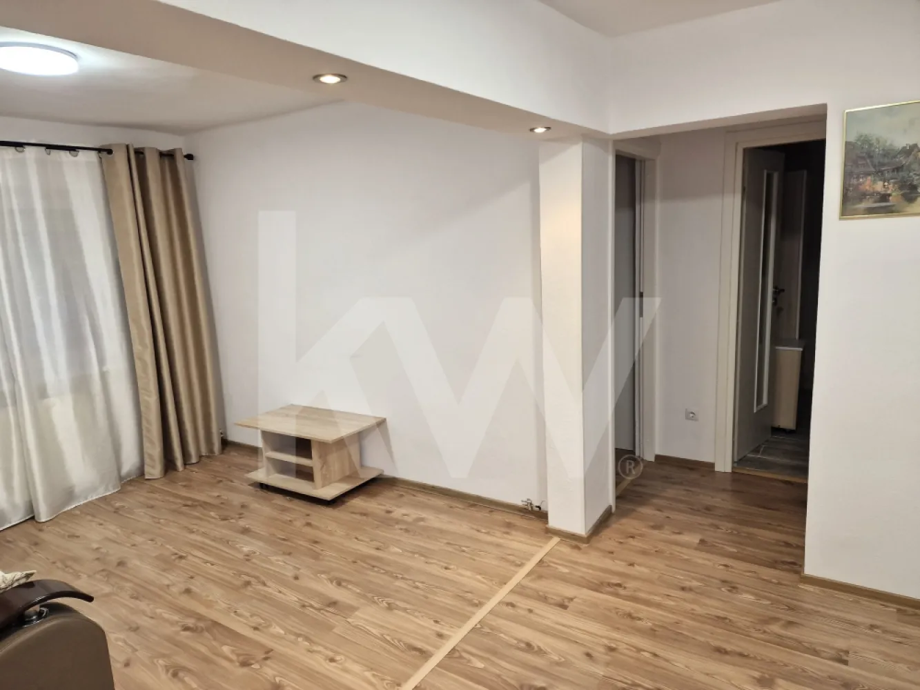 Apartament 3 camere - spațios la parter, ideal locuință sau investiție - Vă propunem spre vânzare un apartament situat la parter, cu o suprafață utilă de 66 mp, bine compartimentat și foarte practic.

Apartamentul este compus din:
	•	3 camere luminoase ( două dormitoare și un living
	•	Bucătărie separată 
	•       2 băi 
	•	Hol generos care asigură o bună circulație între încăperi
	•	Pivniță de 7,9 mp, ideală pentru depozitare

Compartimentarea este eficientă, cu acces facil din hol către majoritatea încăperilor, ceea ce oferă confort și intimitate. Apartamentul beneficiază de camere bine proporționate și spații de depozitare utile.

Poziționarea la parter îl face potrivit atât pentru locuință, cât și pentru birou, cabinet sau investiție în vederea închirierii.

📍 Cartierul Terezian este o zonă bine dezvoltată a Sibiului, cu infrastructură completă: școli, grădinițe, supermarketuri, farmacii, magazine și acces facil la transportul public. Cartierul oferă un echilibru foarte bun între viațan urbană și confortul rezidențial, fiind potrivit atât pentru familii, cât și pentru investiție.

Ideal pentru familii, persoane în vârstă sau pentru activități comerciale ușoare.

Pentru mai multe detalii sau programarea unei vizionări, nu ezitați să ne contactați!