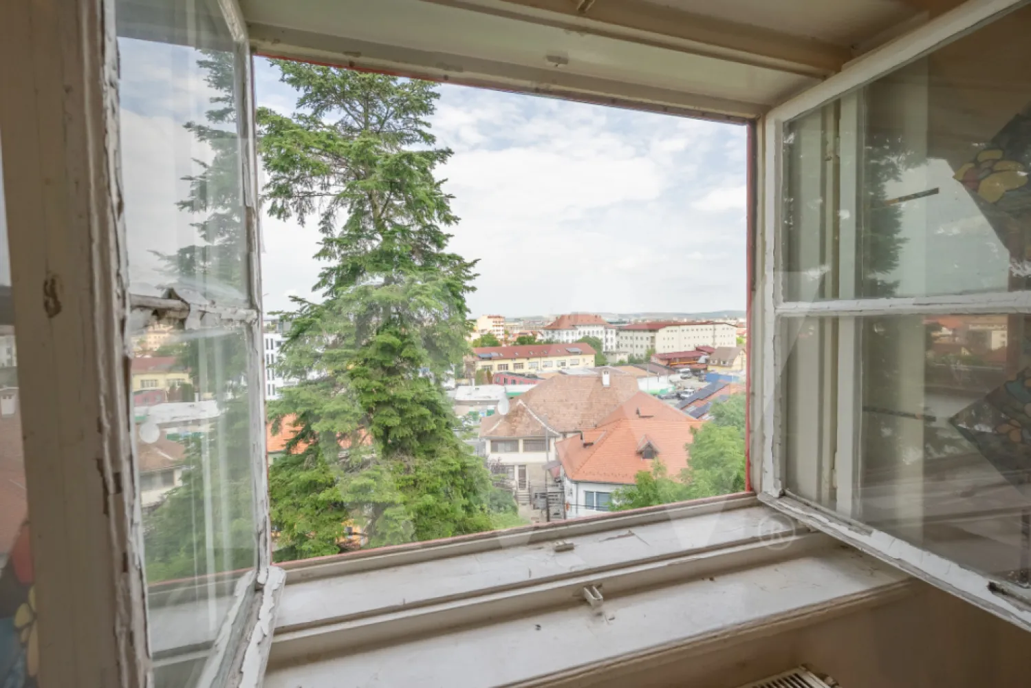 Apartament cu priveliște superbă în zonă centrală! - Apartament spațios cu priveliște superbă, ideal pentru un proiect de casă nouă, situat în zona centrală a Sibiului!

Pe strada Băii nr. 8A, acest apartament la casă reprezintă o oportunitate excelentă pentru o familie tânără care dorește să fie aproape de toate beneficiile zonei, inclusiv Parcul Sub Arini, liceul Octavian Goga și centrul orașului.

Compartimentare funcțională:
Locuința include casa scării, hol, baie, bucătărie, living și două dormitoare, oferind un spațiu generos, ușor de adaptat nevoilor tale.

Potențial imens de amenajare:
Accesul direct la podul de 63,57 m² permite crearea unei mansarde locuibile, a unui birou spațios sau a unei zone de relaxare, perfectă pentru stilul de viață modern.

Avantaje:
- Locație centrală, aproape de zonele istorice și de recreere
- Priveliște superbă asupra Sibiului
- Spațiu generos, ce permite amenajări personalizate
- Acces facil la transportul public și la principalele puncte de interes din oraș

Acest apartament oferă libertatea de a-l transforma în locuința ideală pentru o familie tânără, combinând confortul cu accesibilitatea la toate facilitățile orașului. Contactează-ne pentru detalii și descoperă cum îl poți transforma în căminul tău!