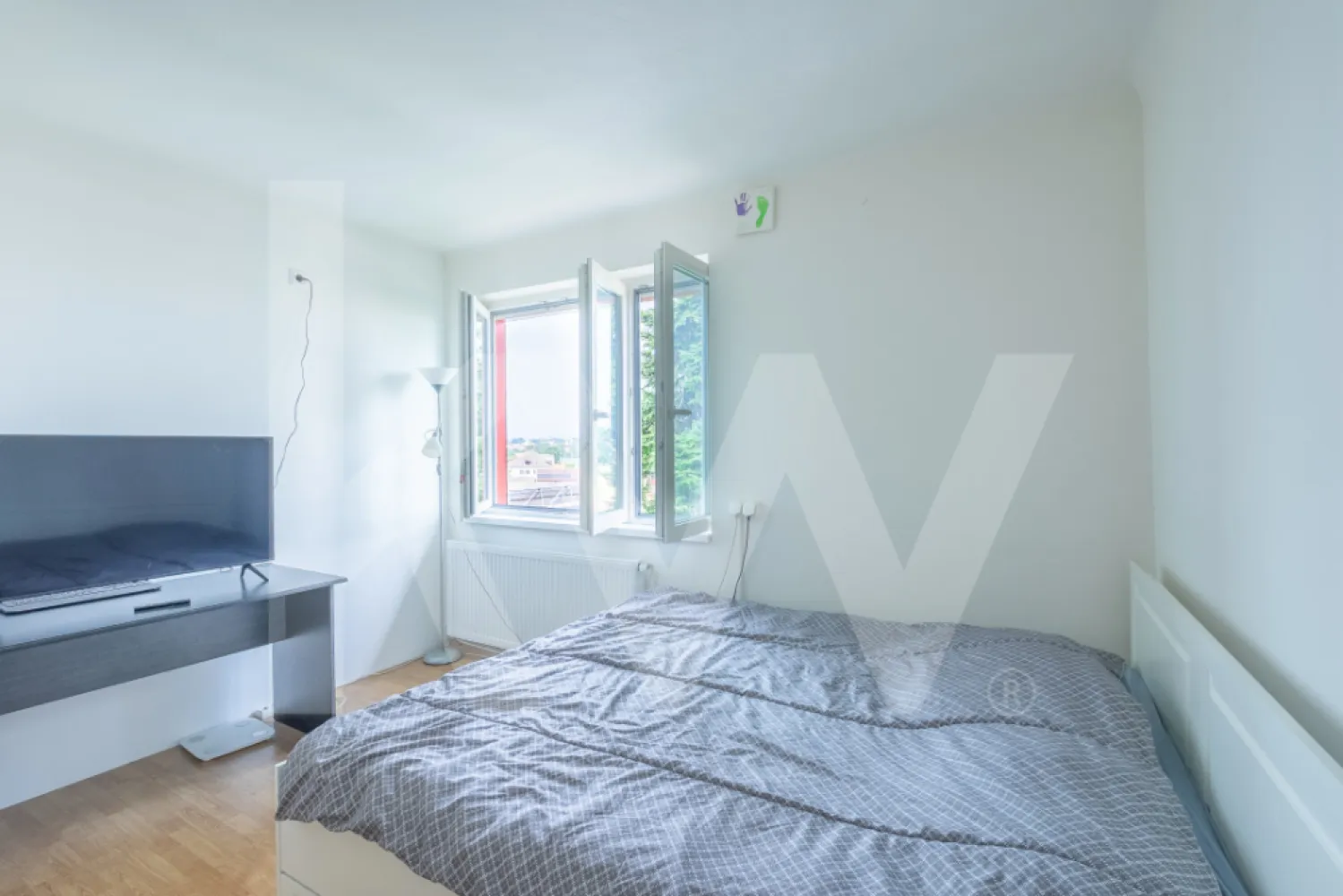 Apartament cu priveliște superbă în zonă centrală! - Apartament spațios cu priveliște superbă, ideal pentru un proiect de casă nouă, situat în zona centrală a Sibiului!

Pe strada Băii nr. 8A, acest apartament la casă reprezintă o oportunitate excelentă pentru o familie tânără care dorește să fie aproape de toate beneficiile zonei, inclusiv Parcul Sub Arini, liceul Octavian Goga și centrul orașului.

Compartimentare funcțională:
Locuința include casa scării, hol, baie, bucătărie, living și două dormitoare, oferind un spațiu generos, ușor de adaptat nevoilor tale.

Potențial imens de amenajare:
Accesul direct la podul de 63,57 m² permite crearea unei mansarde locuibile, a unui birou spațios sau a unei zone de relaxare, perfectă pentru stilul de viață modern.

Avantaje:
- Locație centrală, aproape de zonele istorice și de recreere
- Priveliște superbă asupra Sibiului
- Spațiu generos, ce permite amenajări personalizate
- Acces facil la transportul public și la principalele puncte de interes din oraș

Acest apartament oferă libertatea de a-l transforma în locuința ideală pentru o familie tânără, combinând confortul cu accesibilitatea la toate facilitățile orașului. Contactează-ne pentru detalii și descoperă cum îl poți transforma în căminul tău!