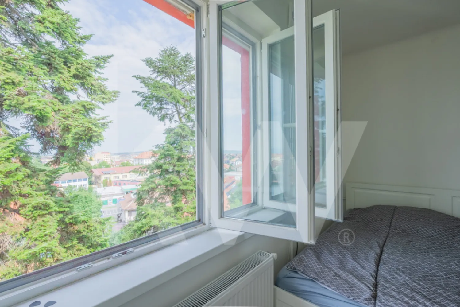 Apartament cu priveliște superbă în zonă centrală! - Apartament spațios cu priveliște superbă, ideal pentru un proiect de casă nouă, situat în zona centrală a Sibiului!

Pe strada Băii nr. 8A, acest apartament la casă reprezintă o oportunitate excelentă pentru o familie tânără care dorește să fie aproape de toate beneficiile zonei, inclusiv Parcul Sub Arini, liceul Octavian Goga și centrul orașului.

Compartimentare funcțională:
Locuința include casa scării, hol, baie, bucătărie, living și două dormitoare, oferind un spațiu generos, ușor de adaptat nevoilor tale.

Potențial imens de amenajare:
Accesul direct la podul de 63,57 m² permite crearea unei mansarde locuibile, a unui birou spațios sau a unei zone de relaxare, perfectă pentru stilul de viață modern.

Avantaje:
- Locație centrală, aproape de zonele istorice și de recreere
- Priveliște superbă asupra Sibiului
- Spațiu generos, ce permite amenajări personalizate
- Acces facil la transportul public și la principalele puncte de interes din oraș

Acest apartament oferă libertatea de a-l transforma în locuința ideală pentru o familie tânără, combinând confortul cu accesibilitatea la toate facilitățile orașului. Contactează-ne pentru detalii și descoperă cum îl poți transforma în căminul tău!