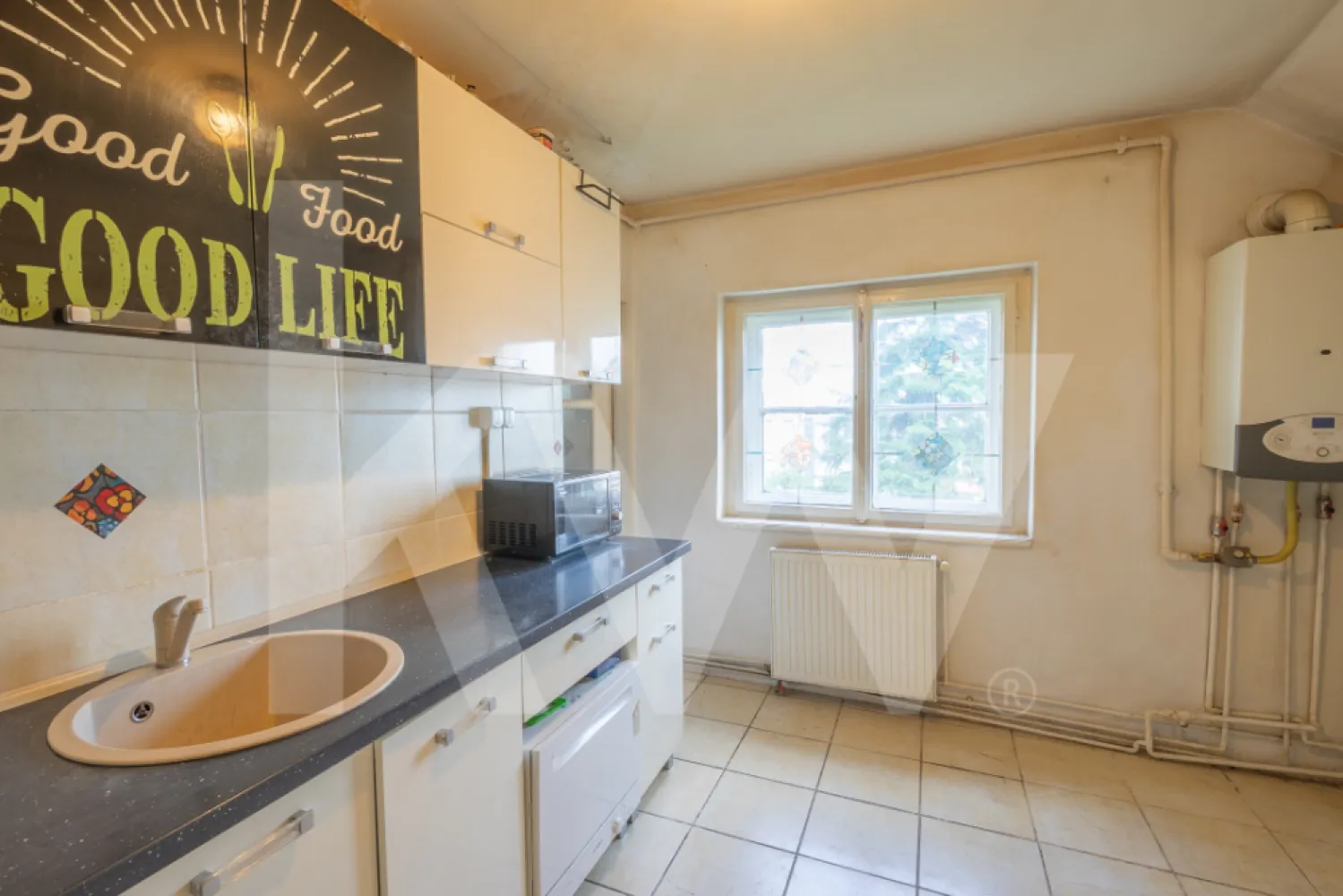 Apartament cu priveliște superbă în zonă centrală! - Apartament spațios cu priveliște superbă, ideal pentru un proiect de casă nouă, situat în zona centrală a Sibiului!

Pe strada Băii nr. 8A, acest apartament la casă reprezintă o oportunitate excelentă pentru o familie tânără care dorește să fie aproape de toate beneficiile zonei, inclusiv Parcul Sub Arini, liceul Octavian Goga și centrul orașului.

Compartimentare funcțională:
Locuința include casa scării, hol, baie, bucătărie, living și două dormitoare, oferind un spațiu generos, ușor de adaptat nevoilor tale.

Potențial imens de amenajare:
Accesul direct la podul de 63,57 m² permite crearea unei mansarde locuibile, a unui birou spațios sau a unei zone de relaxare, perfectă pentru stilul de viață modern.

Avantaje:
- Locație centrală, aproape de zonele istorice și de recreere
- Priveliște superbă asupra Sibiului
- Spațiu generos, ce permite amenajări personalizate
- Acces facil la transportul public și la principalele puncte de interes din oraș

Acest apartament oferă libertatea de a-l transforma în locuința ideală pentru o familie tânără, combinând confortul cu accesibilitatea la toate facilitățile orașului. Contactează-ne pentru detalii și descoperă cum îl poți transforma în căminul tău!
