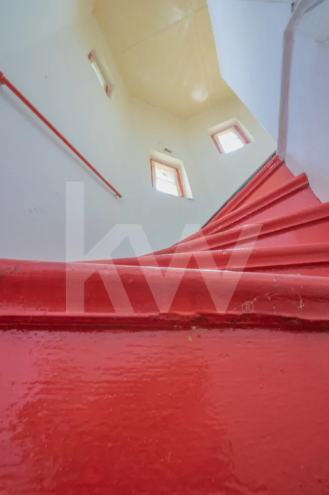 Apartament cu priveliște superbă în zonă centrală! - Apartament spațios cu priveliște superbă, ideal pentru un proiect de casă nouă, situat în zona centrală a Sibiului!

Pe strada Băii nr. 8A, acest apartament la casă reprezintă o oportunitate excelentă pentru o familie tânără care dorește să fie aproape de toate beneficiile zonei, inclusiv Parcul Sub Arini, liceul Octavian Goga și centrul orașului.

Compartimentare funcțională:
Locuința include casa scării, hol, baie, bucătărie, living și două dormitoare, oferind un spațiu generos, ușor de adaptat nevoilor tale.

Potențial imens de amenajare:
Accesul direct la podul de 63,57 m² permite crearea unei mansarde locuibile, a unui birou spațios sau a unei zone de relaxare, perfectă pentru stilul de viață modern.

Avantaje:
- Locație centrală, aproape de zonele istorice și de recreere
- Priveliște superbă asupra Sibiului
- Spațiu generos, ce permite amenajări personalizate
- Acces facil la transportul public și la principalele puncte de interes din oraș

Acest apartament oferă libertatea de a-l transforma în locuința ideală pentru o familie tânără, combinând confortul cu accesibilitatea la toate facilitățile orașului. Contactează-ne pentru detalii și descoperă cum îl poți transforma în căminul tău!