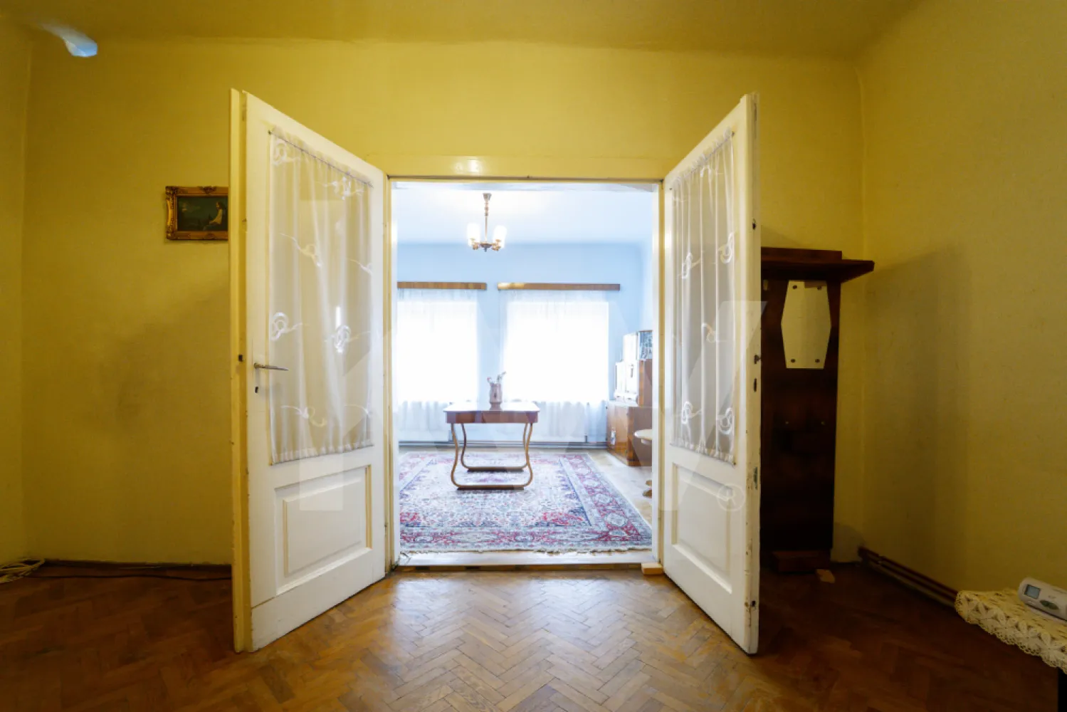 Apartament 3 camere - Eleganță și spațiu în Centrul Istoric al Sibiului – 122 mp - Apartament deosebit 122 mp în Centrul Istoric al Sibiului | Etaj 1 | Pod + 2 pivnițe | Investiție premium

O proprietate rară, cu farmec autentic și potențial excelent de valorificare, situată în una dintre cele mai apreciate zone ale Centrului Istoric din Sibiu.
Amplasat la etajul 1 al unei clădiri istorice, la intersecția străzilor 9 Mai și Ocnei, în imediata apropiere a restaurantului La Cuptor și la doar câteva minute de Podul Minciunilor, acest apartament oferă combinația perfectă între confort, poziționare premium și oportunitate de investiție.

Cu o suprafață utilă generoasă de 122 mp, proprietatea dispune de 3 camere spațioase, o bucătărie, o baie și holuri largi, fiind ideală atât pentru locuire, cât și pentru activități turistice sau profesionale. Tavanele înalte, specifice clădirilor din centrul vechi, oferă eleganță și o senzație aparte de spațiu, iar suprafețele vitrate generoase asigură lumină naturală pe tot parcursul zilei.

Un avantaj important îl reprezintă cele două pivnițe, ideale pentru depozitare, precum și accesul la pod pe întreaga suprafață a apartamentului, oferind posibilități suplimentare de amenajare, depozitare sau valorificare ulterioară, în funcție de necesitățile viitorului proprietar.
Apartamentul se vinde mobilat și utilat, fiind pregătit pentru utilizare imediată, însă poate fi predat și nemobilat, în funcție de preferințele cumpărătorului.
Poziționarea ultracentrală transformă această proprietate într-o investiție deosebit de atractivă. Piața Mică, Piața Mare, Podul Minciunilor, restaurantele, cafenelele, muzeele și principalele atracții turistice ale orașului sunt la doar câteva minute de mers pe jos. Din acest motiv, apartamentul este ideal pentru:

Regim hotelier
Închiriere pe termen lung
Reședință permanentă
Birouri, cabinete sau activități comerciale compatibile cu zona
Caracteristici principale:

 Suprafață utilă: 122 mp
 Etaj 1
 3 camere generoase
 Bucătărie separată
 Baie
 Tavane înalte
 Foarte luminos
 2 pivnițe proprii
Acces la pod pe toată suprafața apartamentului
Mobilat și utilat (opțional nemobilat)
 Centru Istoric Sibiu
La câteva minute de Podul Minciunilor
 Potențial excelent de investiție

Proprietățile cu asemenea amplasare, suprafață și beneficii suplimentare sunt extrem de rare pe piață. Dacă îți dorești o locuință cu personalitate sau o investiție sigură într-una dintre cele mai vizitate zone ale Sibiului, această proprietate reprezintă o oportunitate deosebită.