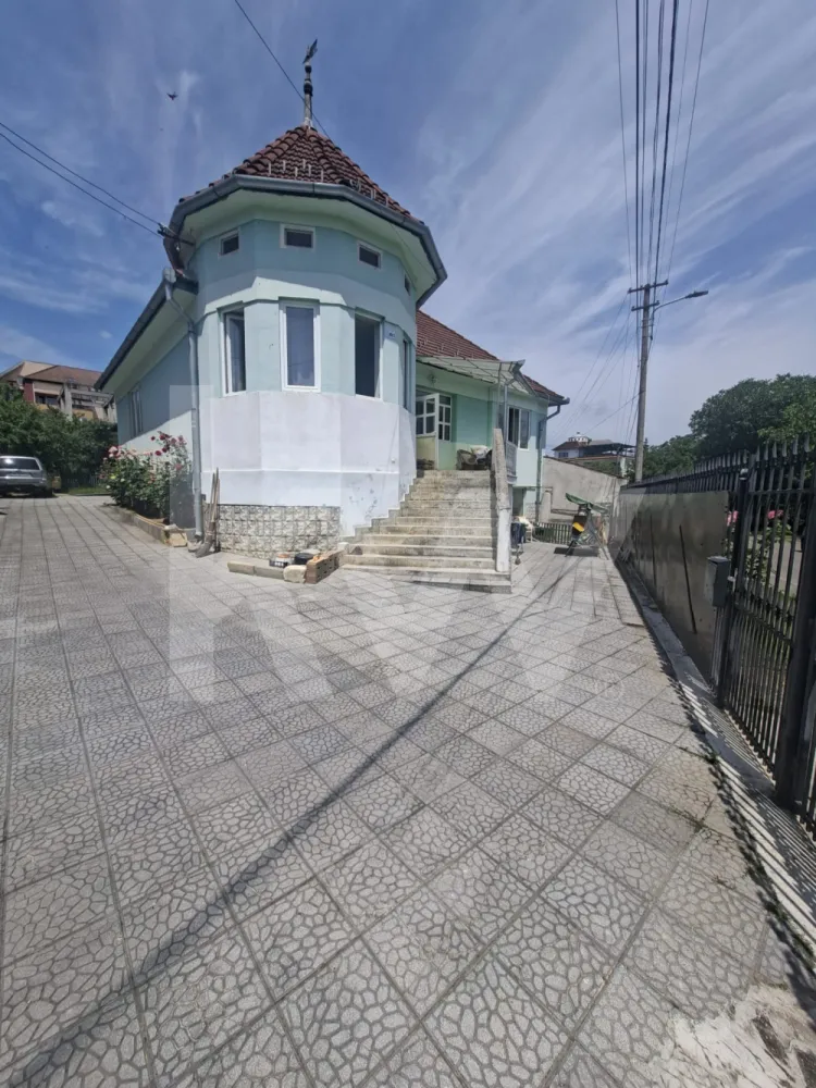CASA DE INCHIRIAT 1000euro STR IEZER - Casă de Închiriat | Strada Iazului, Sibiu
Descoperiți confortul unei locuințe spațioase, situată într-o zonă liniștită și accesibilă din Sibiu, ideală pentru familii sau persoane care își doresc mai mult spațiu și intimitate.
Locație: Strada Iazului, Sibiu
 Suprafață: 130 mp
 Preț: 1.000 Euro/lună
 Garanție: echivalentul unei chirii
Compartimentare:
 3 camere
1 Bucătărie
2 băi
Terasă închisă
 Curte proprie
 Casa se află în prezent în renovare interioară, urmând să fie disponibilă pentru închiriere începând cu luna septembrie. Viitorii chiriași se vor bucura de un spațiu modernizat și pregătit pentru mutare.
 Proprietatea oferă un echilibru excelent între confortul interior și beneficiile unei curți proprii, fiind potrivită pentru cei care caută liniște și funcționalitate.
Pentru informații suplimentare sau pentru programarea unei vizionări, nu ezitați să ne contactați!