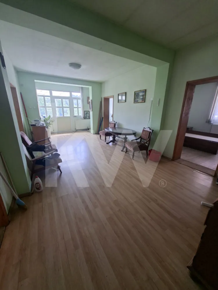 CASA DE INCHIRIAT 1000euro STR IEZER - Casă de Închiriat | Strada Iazului, Sibiu
Descoperiți confortul unei locuințe spațioase, situată într-o zonă liniștită și accesibilă din Sibiu, ideală pentru familii sau persoane care își doresc mai mult spațiu și intimitate.
Locație: Strada Iazului, Sibiu
 Suprafață: 130 mp
 Preț: 1.000 Euro/lună
 Garanție: echivalentul unei chirii
Compartimentare:
 3 camere
1 Bucătărie
2 băi
Terasă închisă
 Curte proprie
 Casa se află în prezent în renovare interioară, urmând să fie disponibilă pentru închiriere începând cu luna septembrie. Viitorii chiriași se vor bucura de un spațiu modernizat și pregătit pentru mutare.
 Proprietatea oferă un echilibru excelent între confortul interior și beneficiile unei curți proprii, fiind potrivită pentru cei care caută liniște și funcționalitate.
Pentru informații suplimentare sau pentru programarea unei vizionări, nu ezitați să ne contactați!