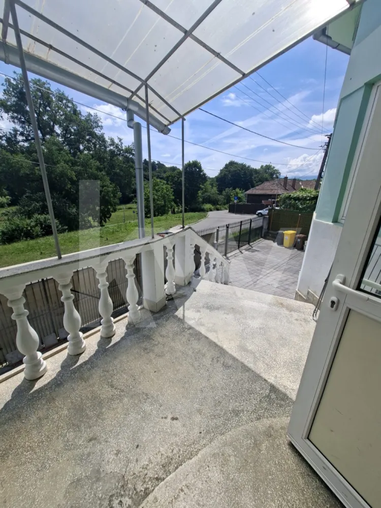 CASA DE INCHIRIAT 1000euro STR IEZER - Casă de Închiriat | Strada Iazului, Sibiu
Descoperiți confortul unei locuințe spațioase, situată într-o zonă liniștită și accesibilă din Sibiu, ideală pentru familii sau persoane care își doresc mai mult spațiu și intimitate.
Locație: Strada Iazului, Sibiu
 Suprafață: 130 mp
 Preț: 1.000 Euro/lună
 Garanție: echivalentul unei chirii
Compartimentare:
 3 camere
1 Bucătărie
2 băi
Terasă închisă
 Curte proprie
 Casa se află în prezent în renovare interioară, urmând să fie disponibilă pentru închiriere începând cu luna septembrie. Viitorii chiriași se vor bucura de un spațiu modernizat și pregătit pentru mutare.
 Proprietatea oferă un echilibru excelent între confortul interior și beneficiile unei curți proprii, fiind potrivită pentru cei care caută liniște și funcționalitate.
Pentru informații suplimentare sau pentru programarea unei vizionări, nu ezitați să ne contactați!