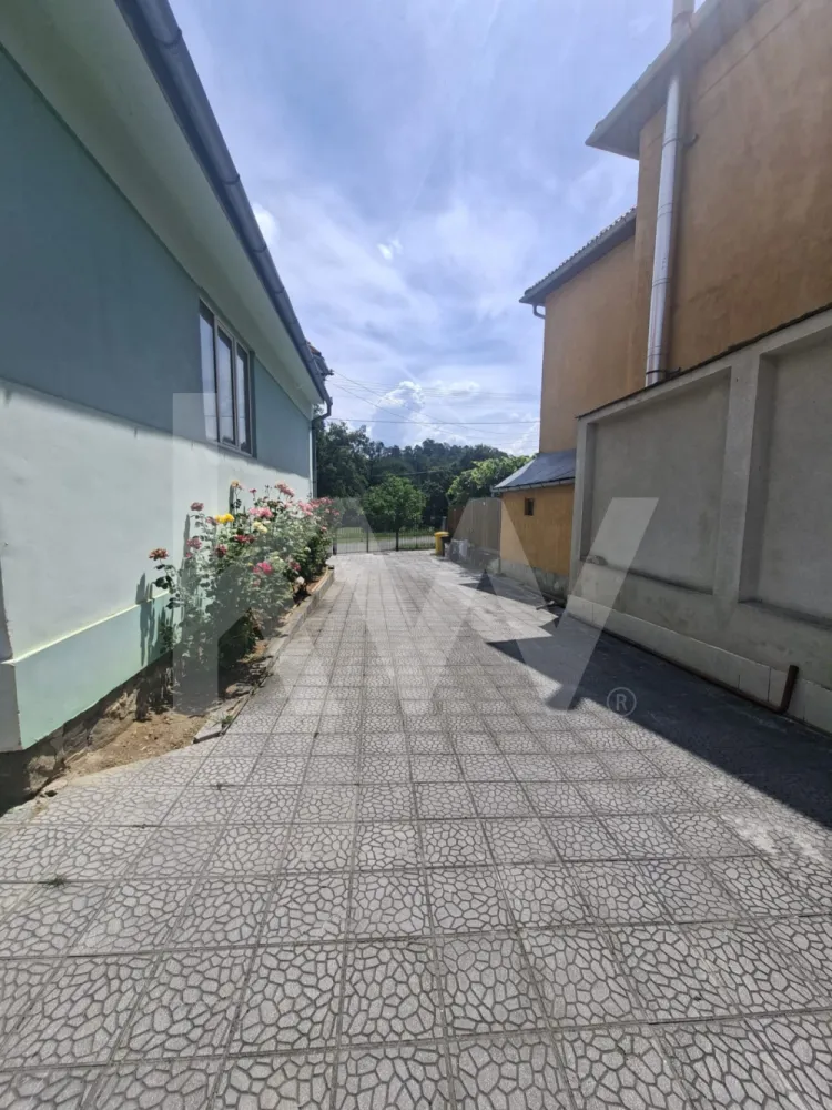 CASA DE INCHIRIAT 1000euro STR IEZER - Casă de Închiriat | Strada Iazului, Sibiu
Descoperiți confortul unei locuințe spațioase, situată într-o zonă liniștită și accesibilă din Sibiu, ideală pentru familii sau persoane care își doresc mai mult spațiu și intimitate.
Locație: Strada Iazului, Sibiu
 Suprafață: 130 mp
 Preț: 1.000 Euro/lună
 Garanție: echivalentul unei chirii
Compartimentare:
 3 camere
1 Bucătărie
2 băi
Terasă închisă
 Curte proprie
 Casa se află în prezent în renovare interioară, urmând să fie disponibilă pentru închiriere începând cu luna septembrie. Viitorii chiriași se vor bucura de un spațiu modernizat și pregătit pentru mutare.
 Proprietatea oferă un echilibru excelent între confortul interior și beneficiile unei curți proprii, fiind potrivită pentru cei care caută liniște și funcționalitate.
Pentru informații suplimentare sau pentru programarea unei vizionări, nu ezitați să ne contactați!