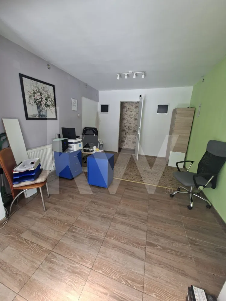 SPATIU COMERCIAL DE INCHIRIAT Bd VASILE MILEA 1600euro - Spațiu Comercial de Închiriat – Bulevardul Vasile Milea, Sibiu 1600euro
Oportunitate excelentă pentru dezvoltarea afacerii dumneavoastră într-o zonă cu vizibilitate foarte bună și acces facil!
 Locație: Bulevardul Vasile Milea, Sibiu📐 Suprafață utilă: 100 mp Chirie: 1.600 Euro/lună Garanție: echivalentul unei chirii
Compartimentare:6 încăperi, 2 băi, Intrare directă din stradă. Vitrină stradală cu expunere excelentă
Destinații recomandate: Farmacie, Birouri și sediu firmă Agenție, servicii ,Magazin de prezentare și vânzare ,Cabinet sau alte activități comerciale,Salon infrumusetare
Spațiul beneficiază de o poziționare strategică, oferind vizibilitate ridicată și acces facil pentru clienți.
 Pentru informații suplimentare și programarea unei vizionări, vă rugăm să ne contactați în privat sau la numărul de telefon afișat.